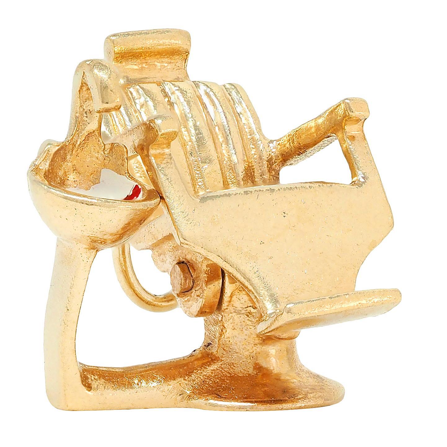 1960er Jahre 14 Karat Gelbgold Vintage Zahnarztstuhl Anhänger Charme (Moderne) im Angebot