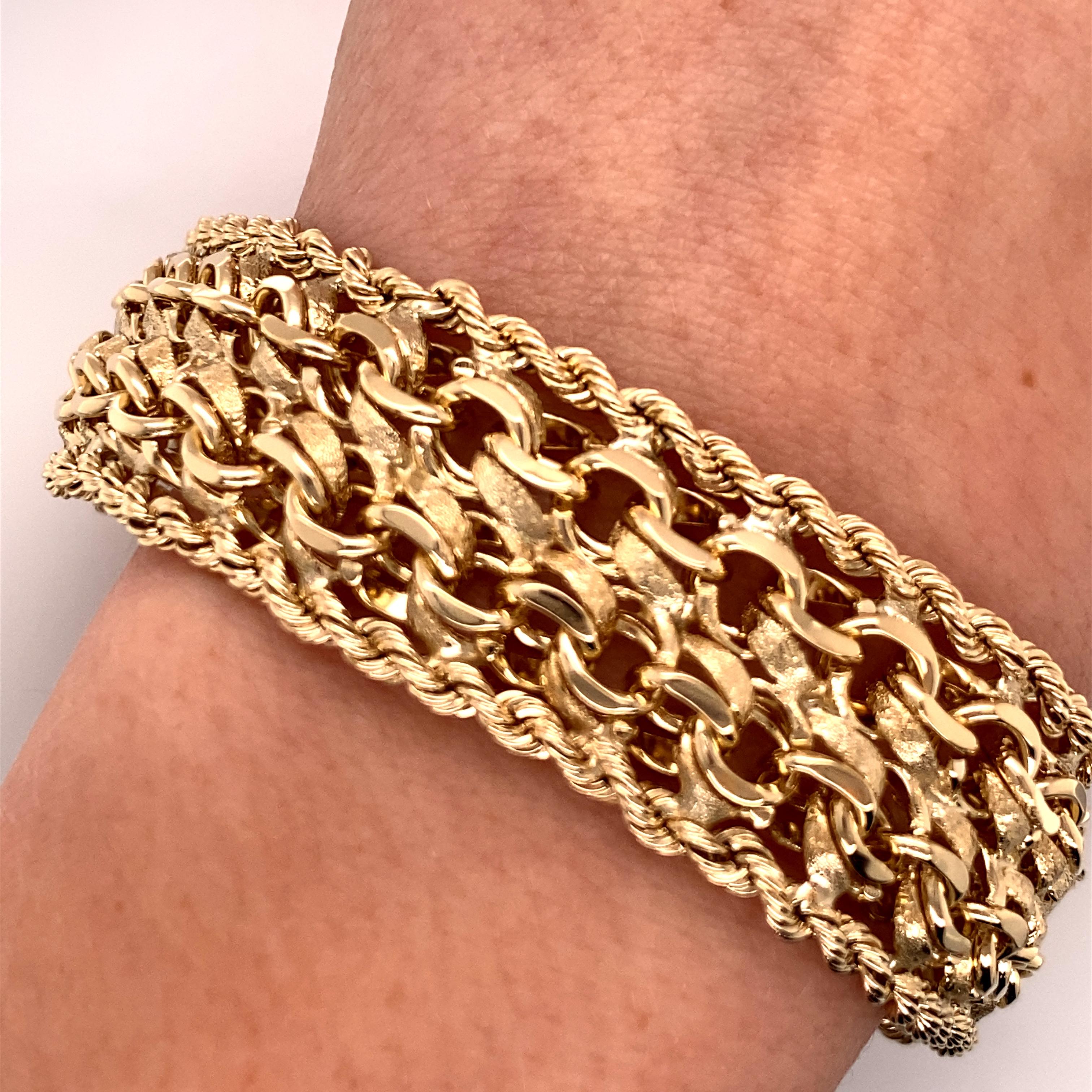 Vintage 1960s 14 Karat Gelbgold Breite Charm Armband mit Seil Rand  - Das Armband ist 7,75 Zoll lang und 7/8 Zoll breit und verfügt über einen verdeckten Verschluss mit einer 8er Sicherung. Das Gewicht des Armbands beträgt 65,6 Gramm.