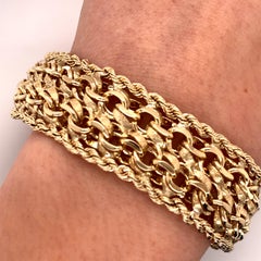 Bracelet à breloques larges en or jaune 14 carats avec bord en corde, années 1960
