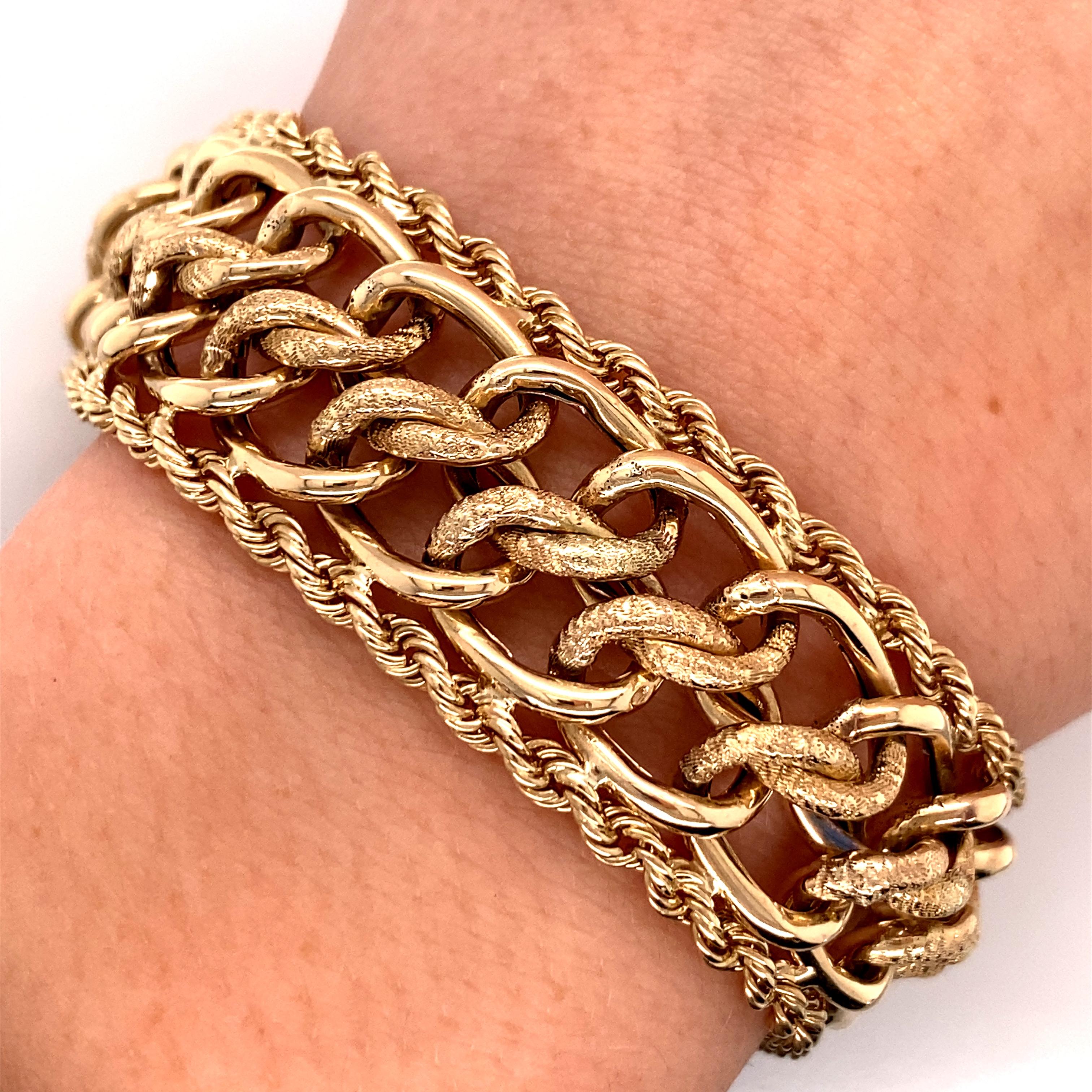 1960s 14 Karat Yellow Gold Wide Charm Link Bracelet with Rope Edge (Bracelet à breloques en or jaune 14 carats avec bord en corde) Bon état - En vente à Boston, MA