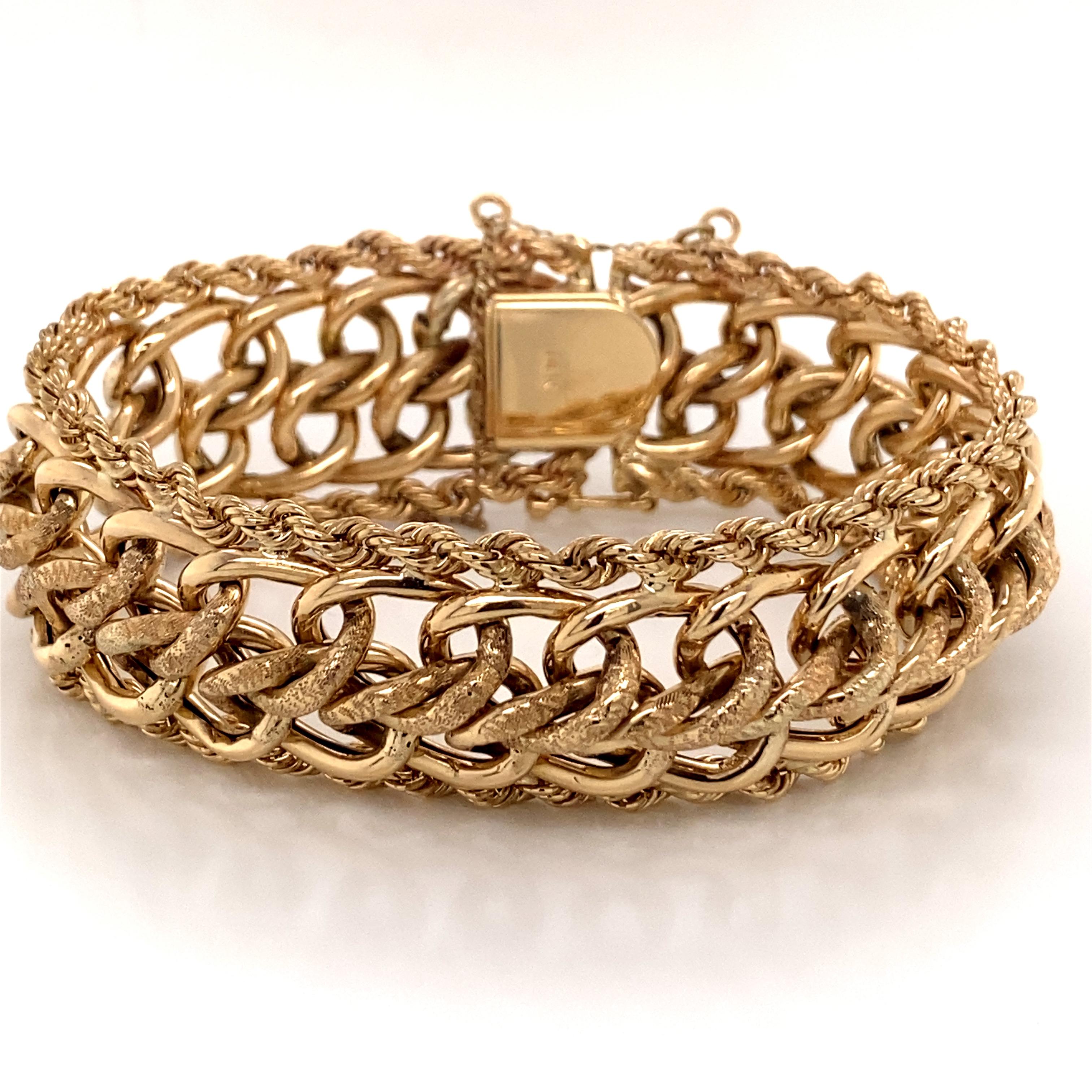 1960s 14 Karat Yellow Gold Wide Charm Link Bracelet with Rope Edge - Le bracelet mesure 7 pouces de long et 7/8 pouces de large et dispose d'un fermoir caché avec un chiffre 8 de sécurité. Il y a 2 anneaux de saut pour attacher une chaîne de