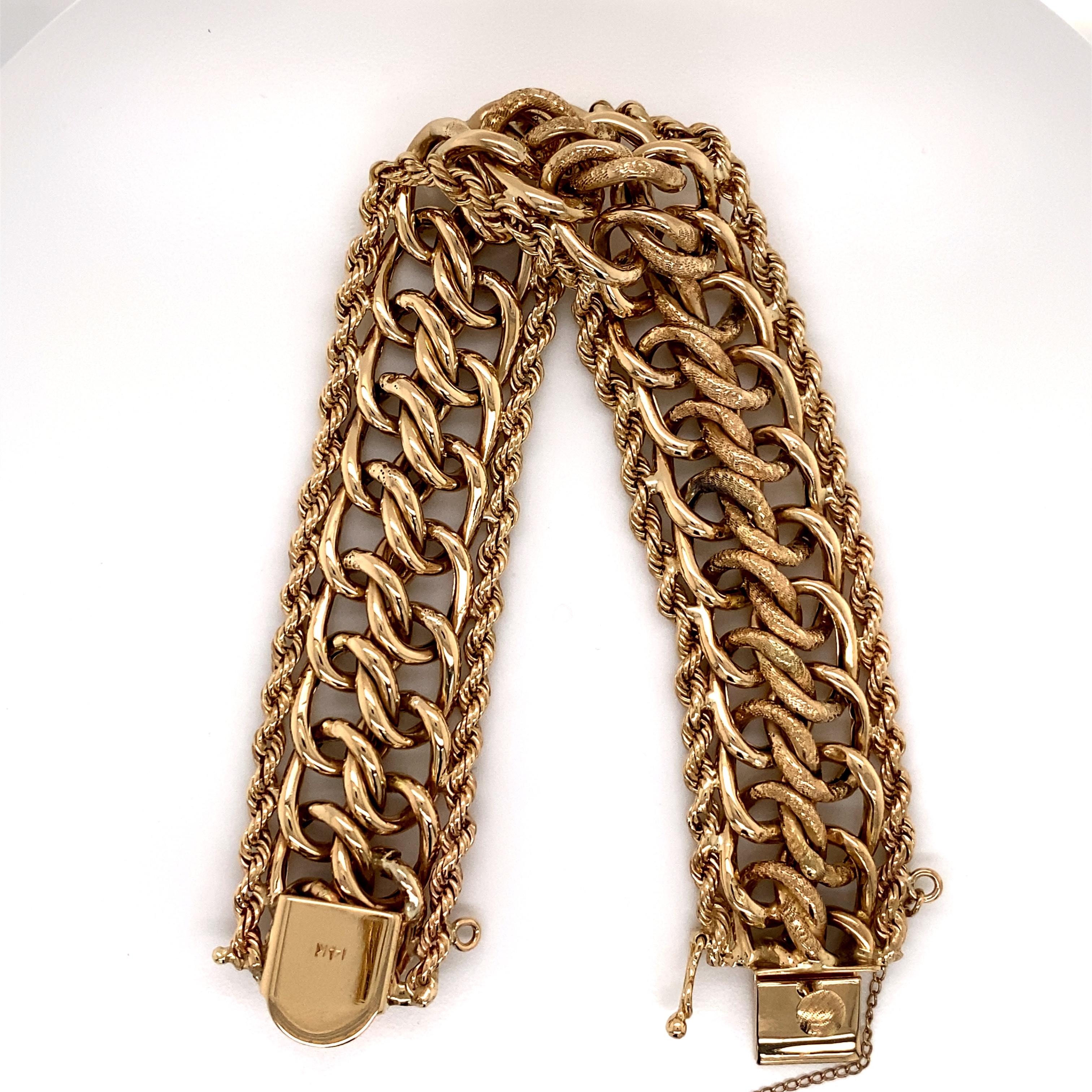 1960s 14 Karat Yellow Gold Wide Charm Link Bracelet with Rope Edge (Bracelet à breloques en or jaune 14 carats avec bord en corde) Pour femmes en vente