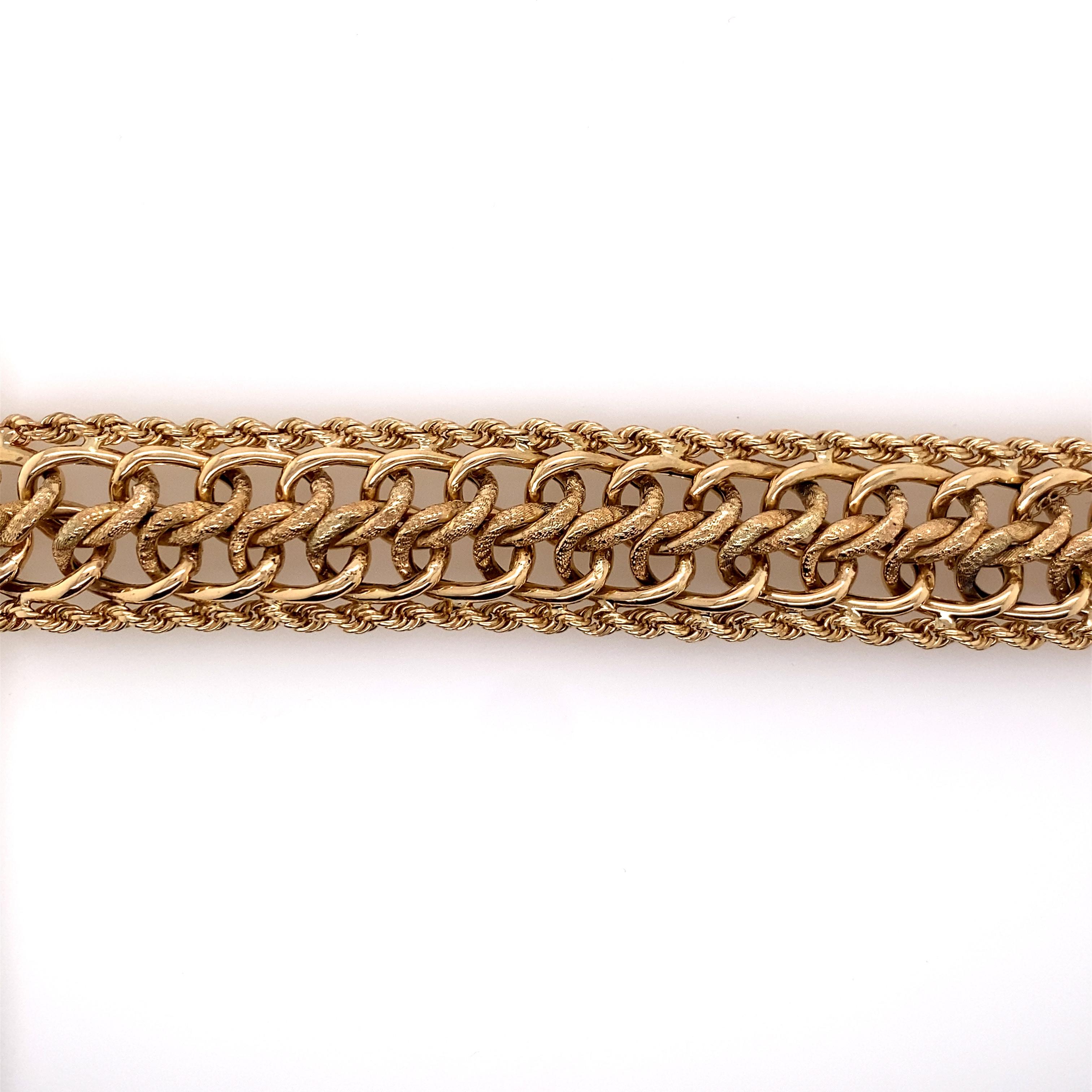 1960s 14 Karat Yellow Gold Wide Charm Link Bracelet with Rope Edge (Bracelet à breloques en or jaune 14 carats avec bord en corde) en vente 3
