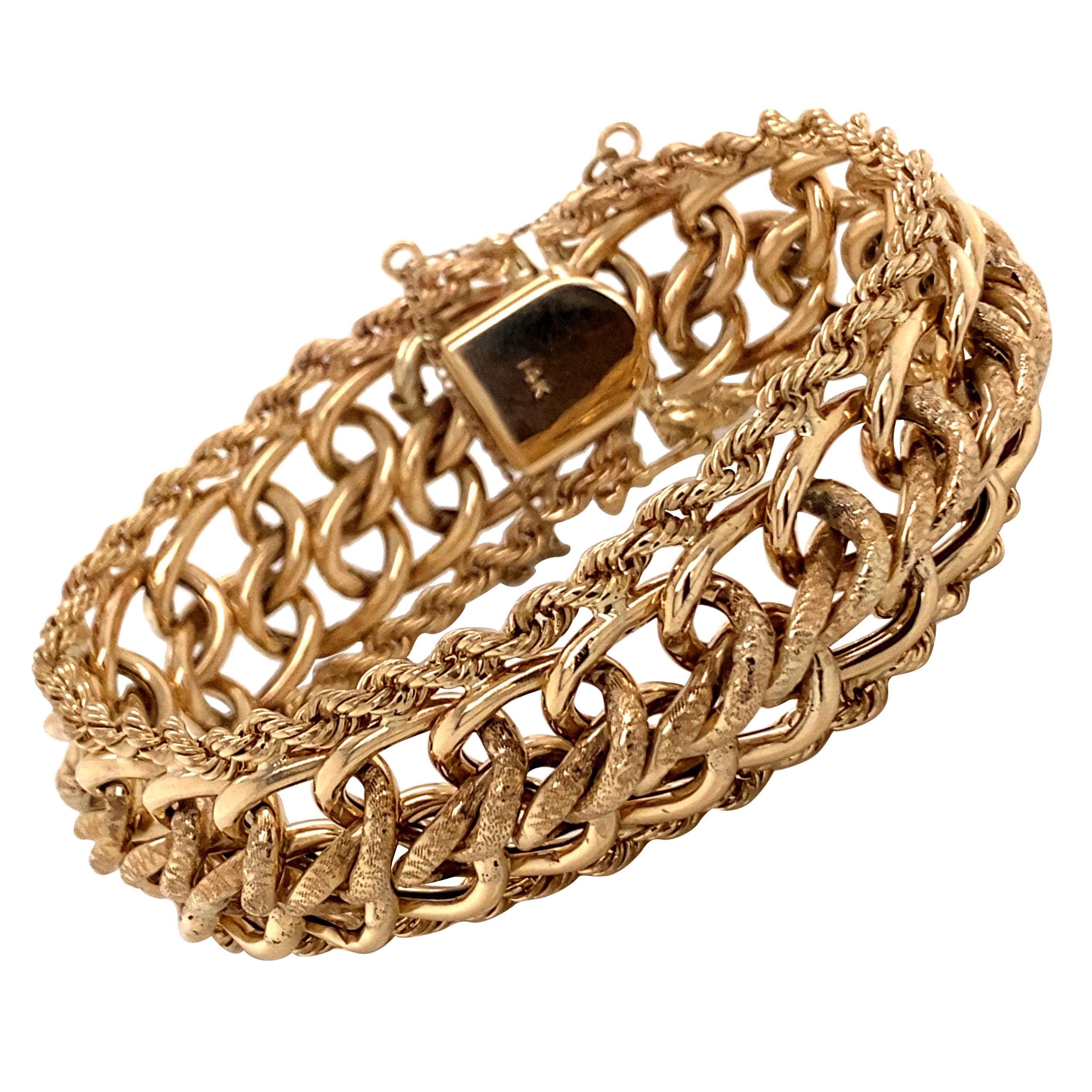 1960s 14 Karat Yellow Gold Wide Charm Link Bracelet with Rope Edge (Bracelet à breloques en or jaune 14 carats avec bord en corde)