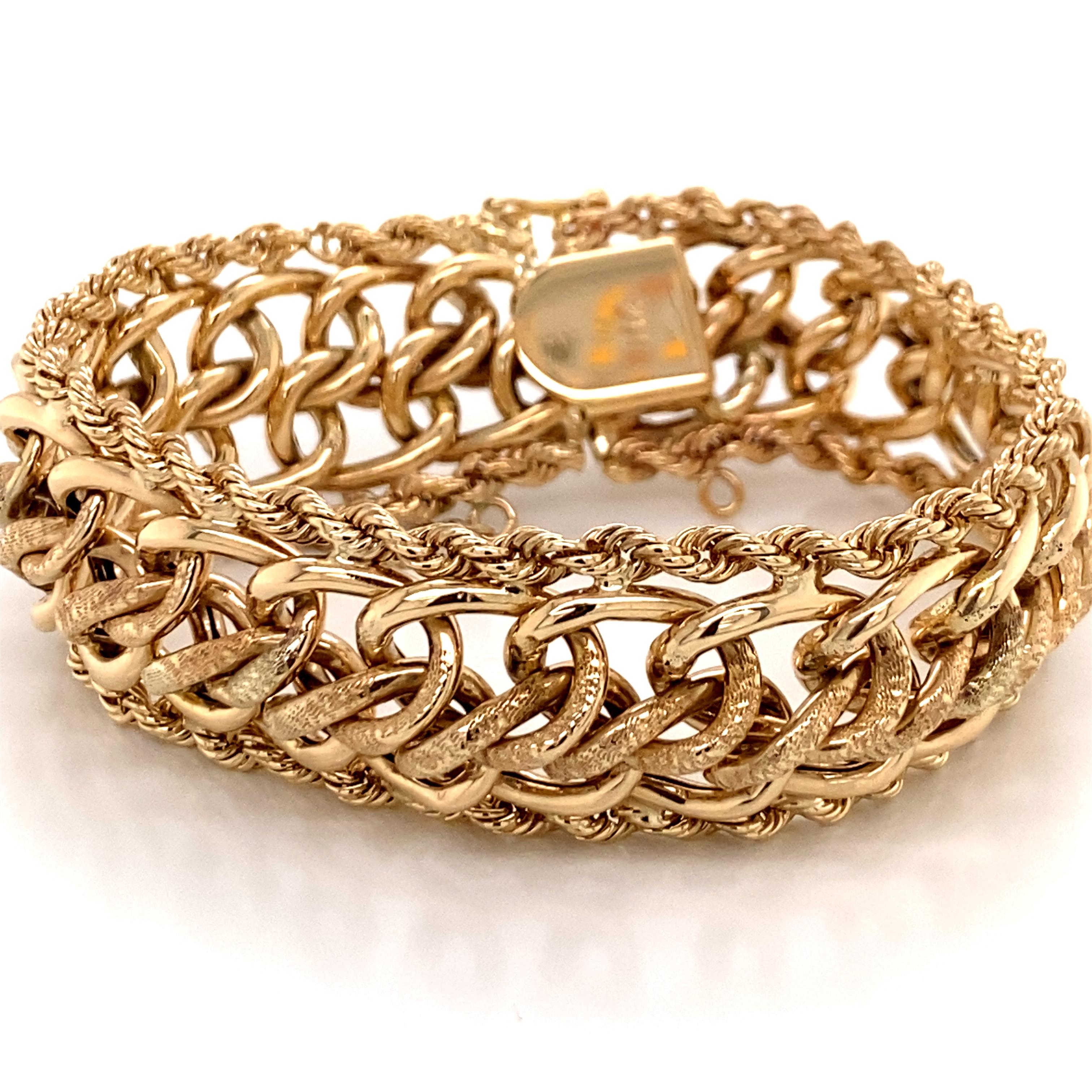 Rétro 1960s 14 Karat Yellow Gold Wide Charm Link Bracelet with Rope Edge (Bracelet à breloques en or jaune 14 carats avec bord en corde) en vente