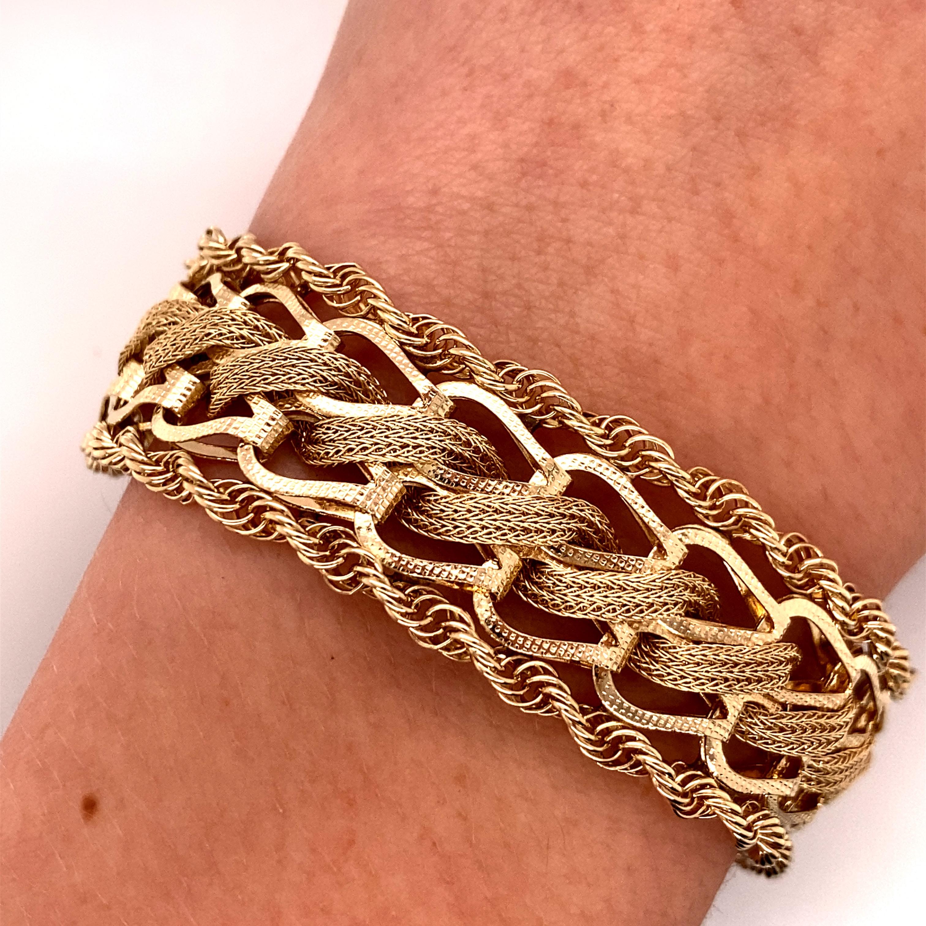Vintage 1960s 14KY Gold Woven Wheat Link mit Rope Edge Wide Charm Bracelet - Das Armband messen 7 Zoll lang und 3/4 Zoll breit und verfügt über einen versteckten Verschluss mit einer Figur 8 Sicherheit. Das Gewicht des Armbands beträgt 26,4 Gramm.