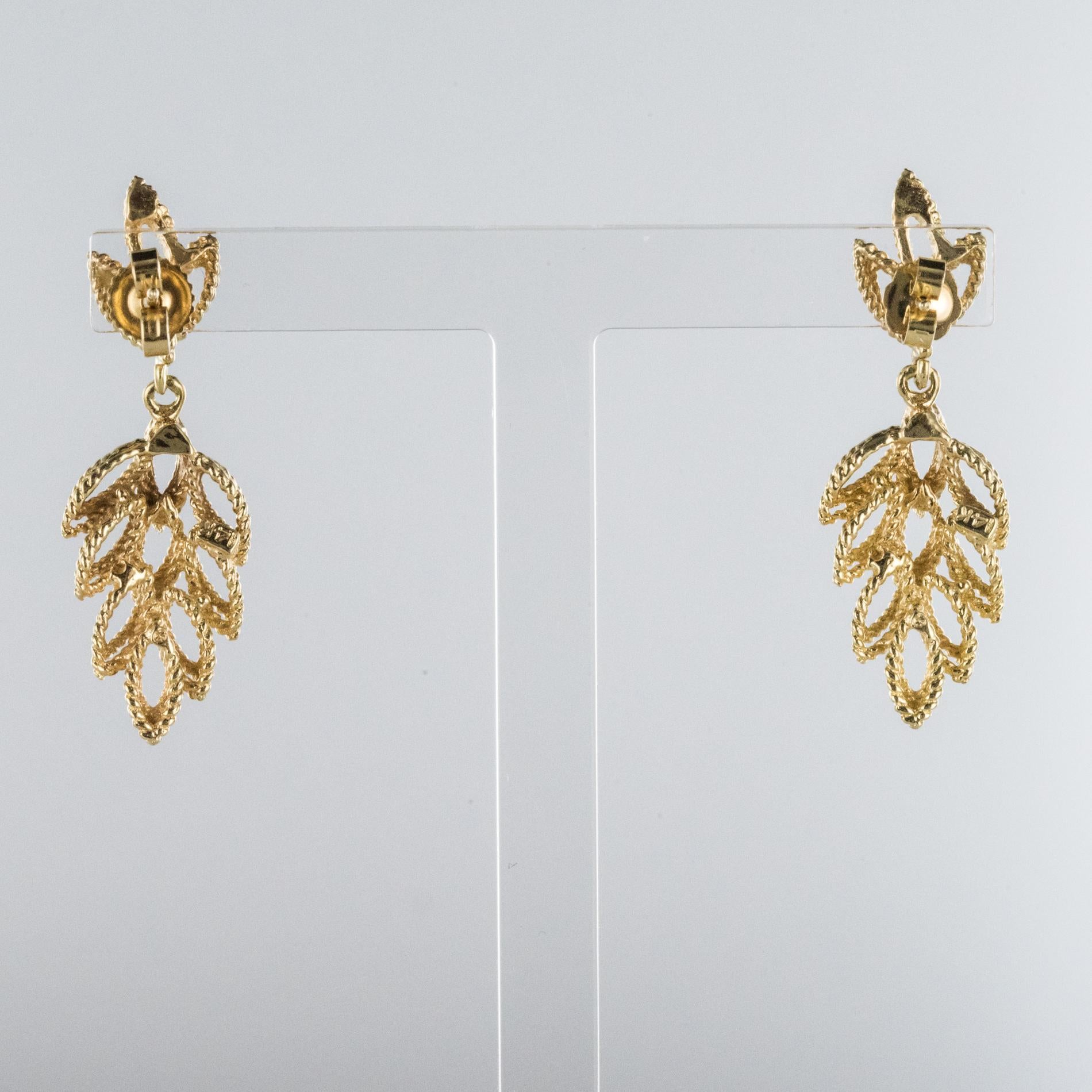 1960s 14 Karat Yellow Gold Leaf Shaped Dangle Earrings In Excellent Condition In Poitiers, FR