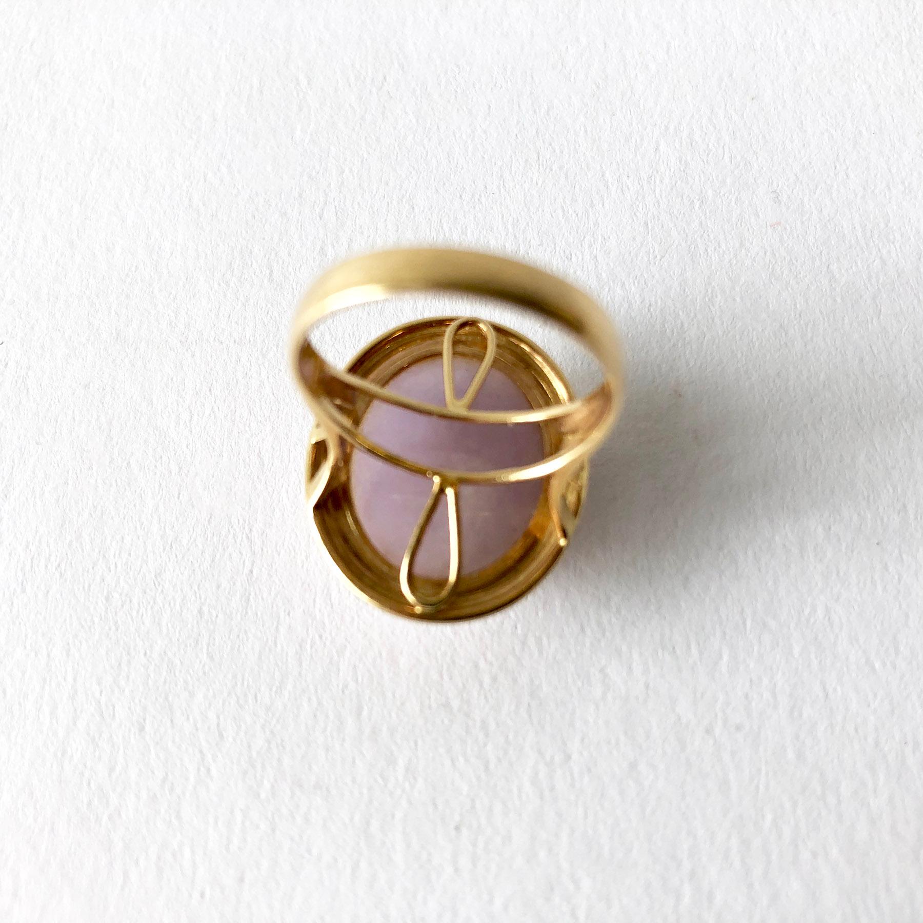 1960s 14 Karat Gold Lavender Jade Cabochon Dinner Ring In Good Condition In Palm Springs, CA