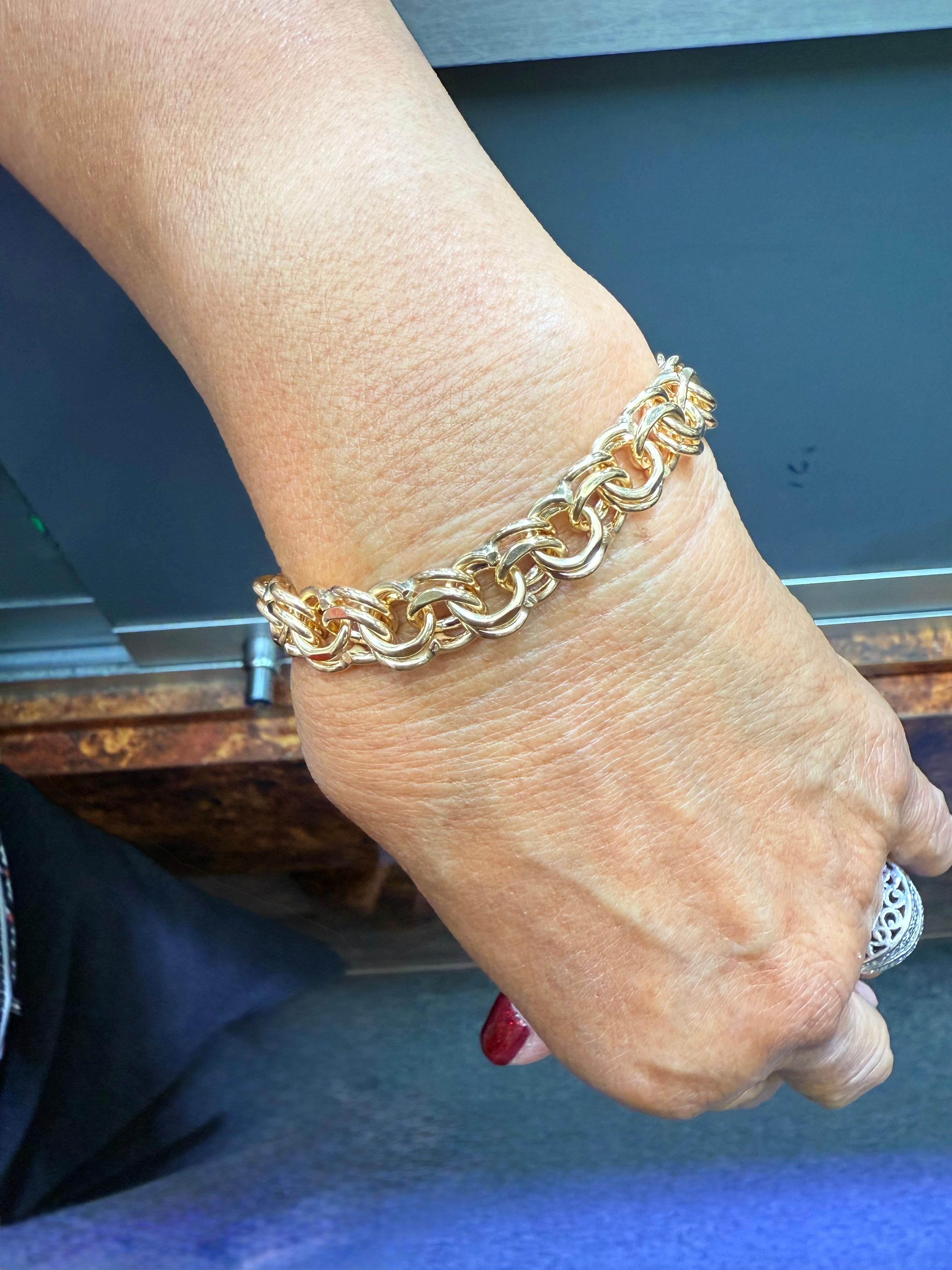 Bracelet de charme en or jaune 14k des années 1960.

Le bracelet à breloques en or jaune 14k a été fabriqué dans les années 1960.  Il s'agit d'un bracelet très robuste et solide, qui a été entièrement fabriqué à la main.  Le fermoir à piston est