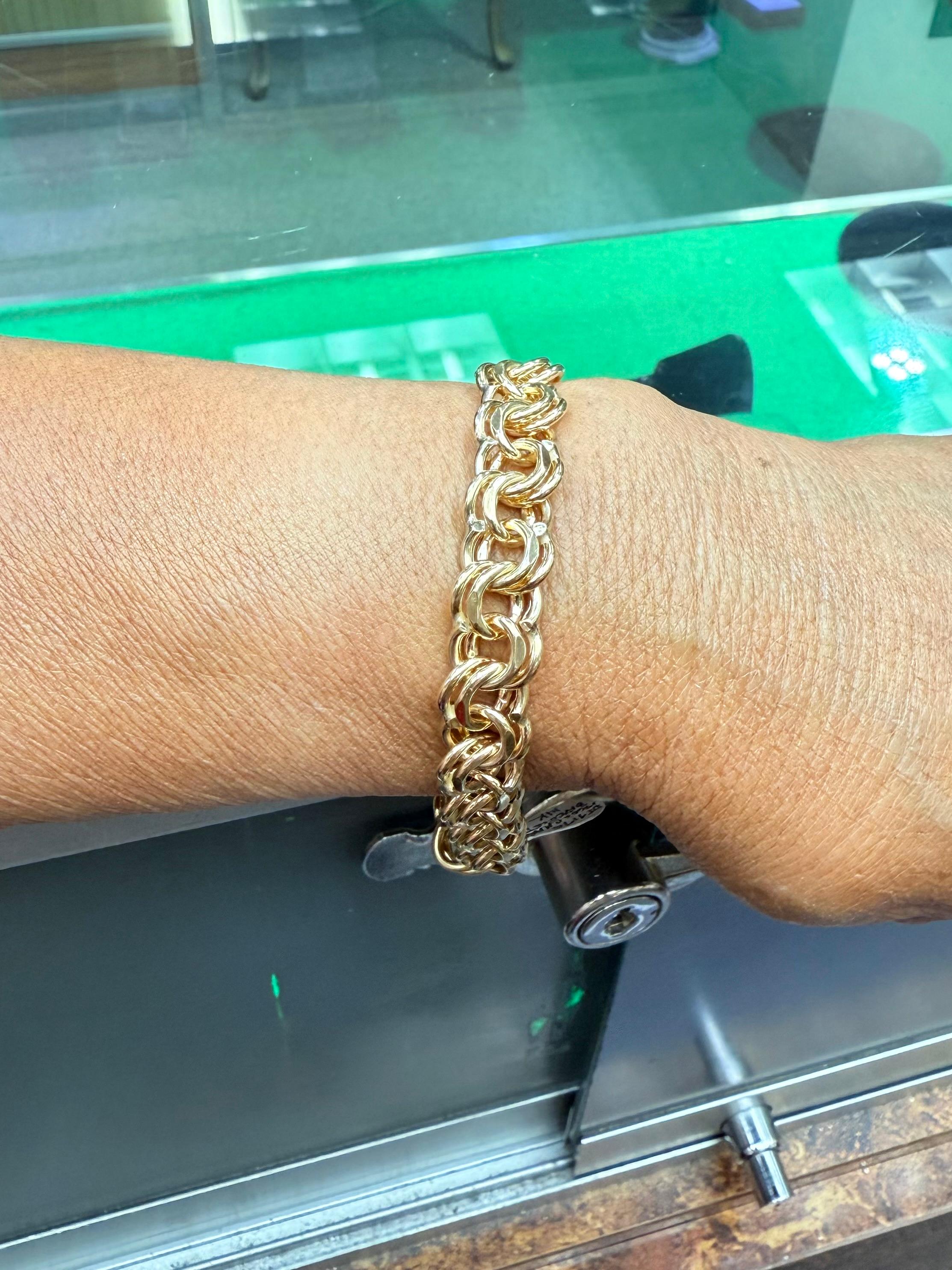 Moderne 1960s Bracelet à breloques en or jaune 14k en vente