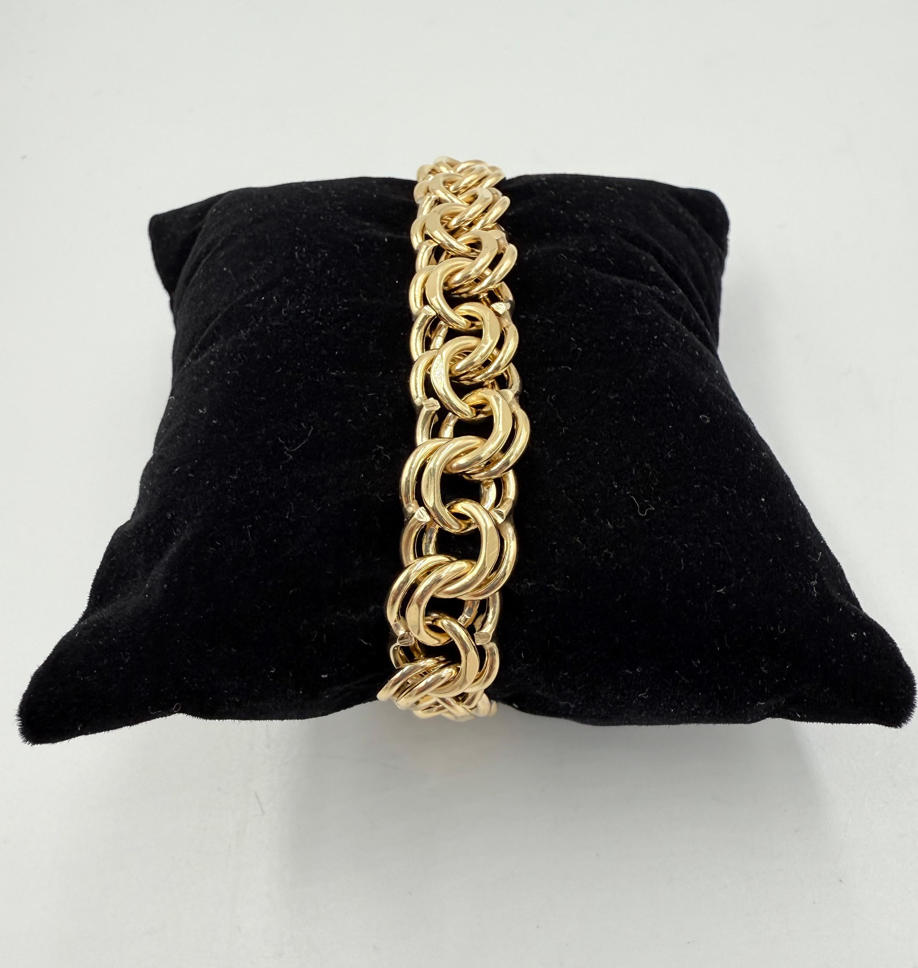 1960s Bracelet à breloques en or jaune 14k en vente 1