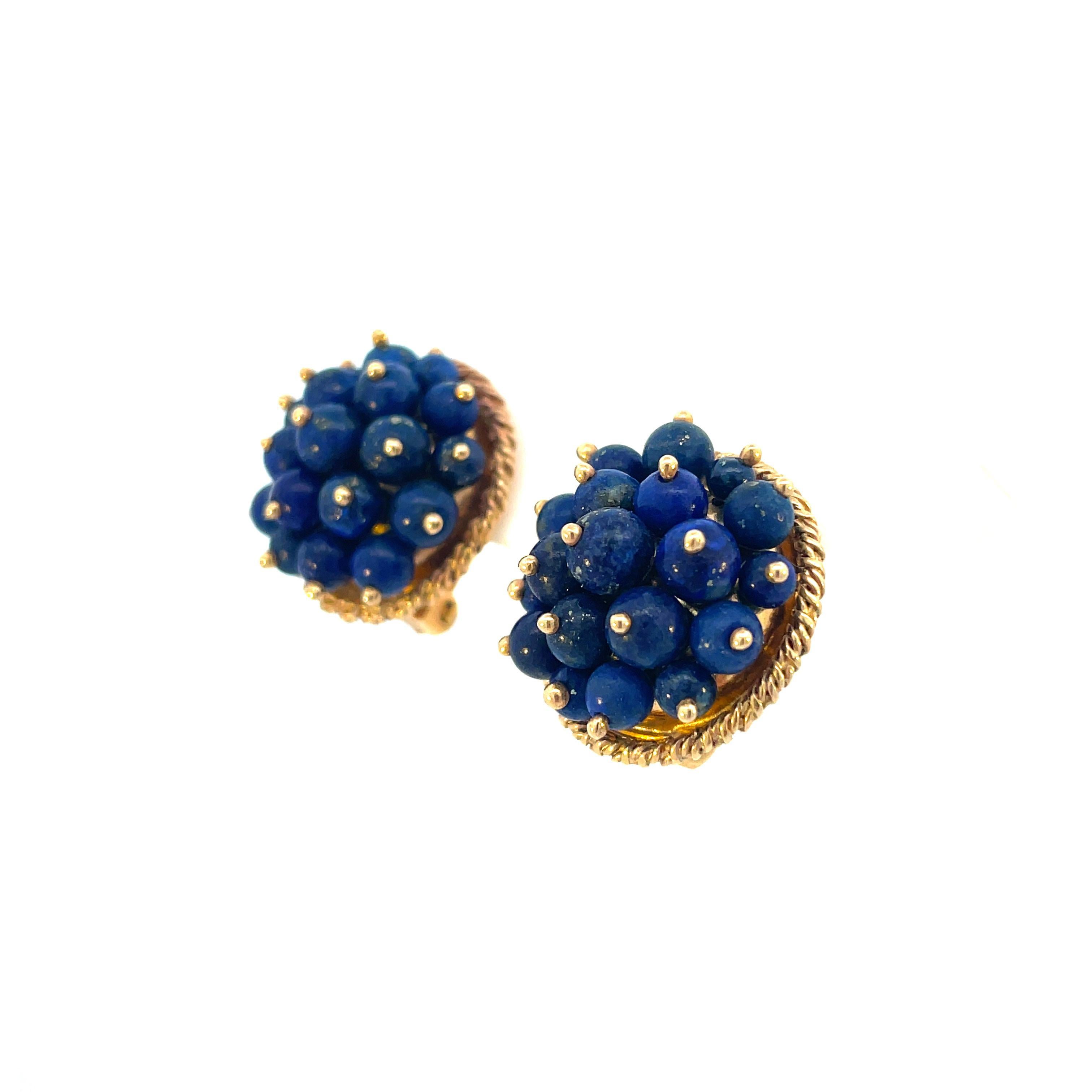 Boucles d'oreilles en or jaune 14K avec perles de Lapis des années 1960 en vente 1