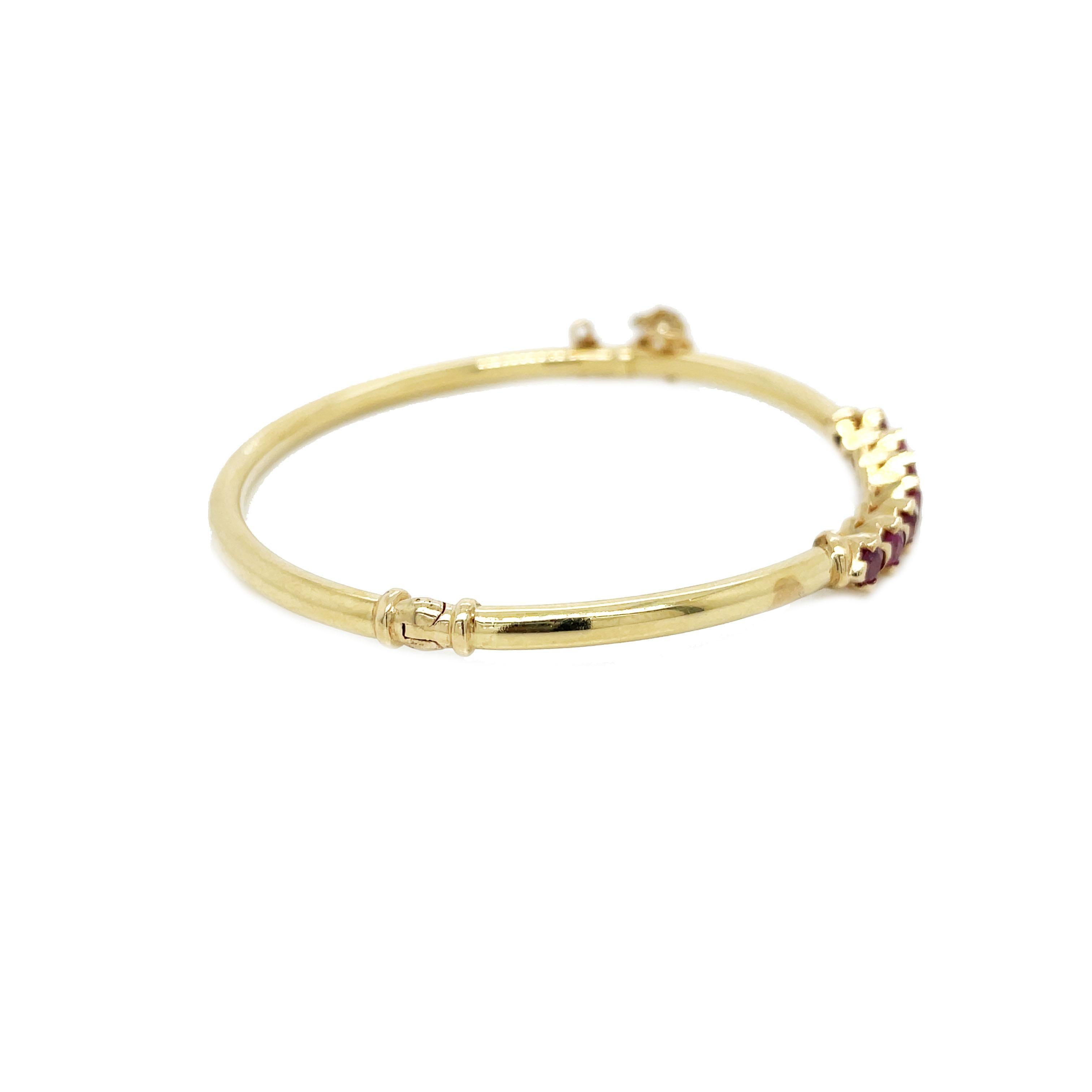 Années 1960, Bracelet à charnière en or jaune 14 carats et rubis 1
