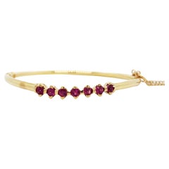Années 1960, Bracelet à charnière en or jaune 14 carats et rubis