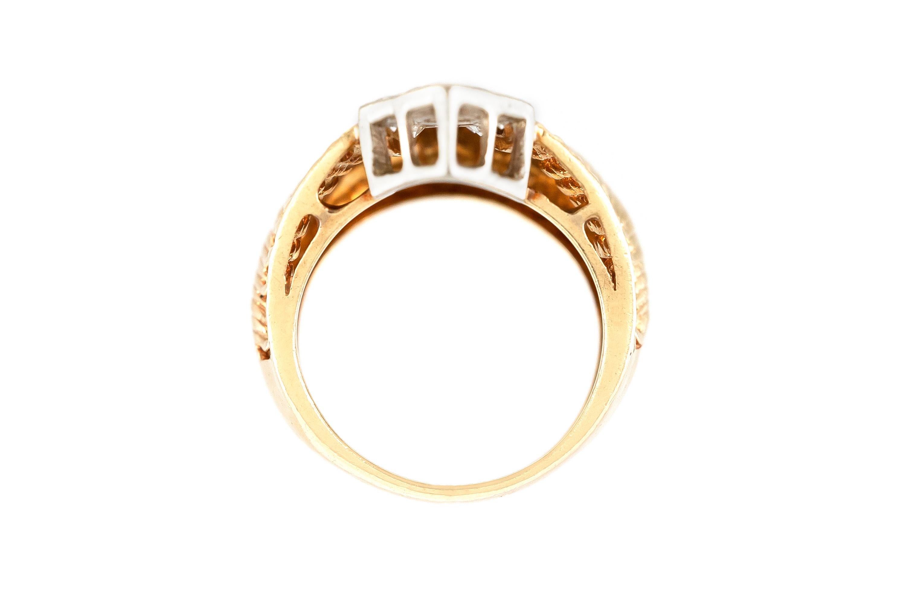 Der Ring ist fein in 14k Gelbgold mit Diamanten mit einem Gesamtgewicht von etwa 1,50 Karat gefertigt.
CIRCA 1960