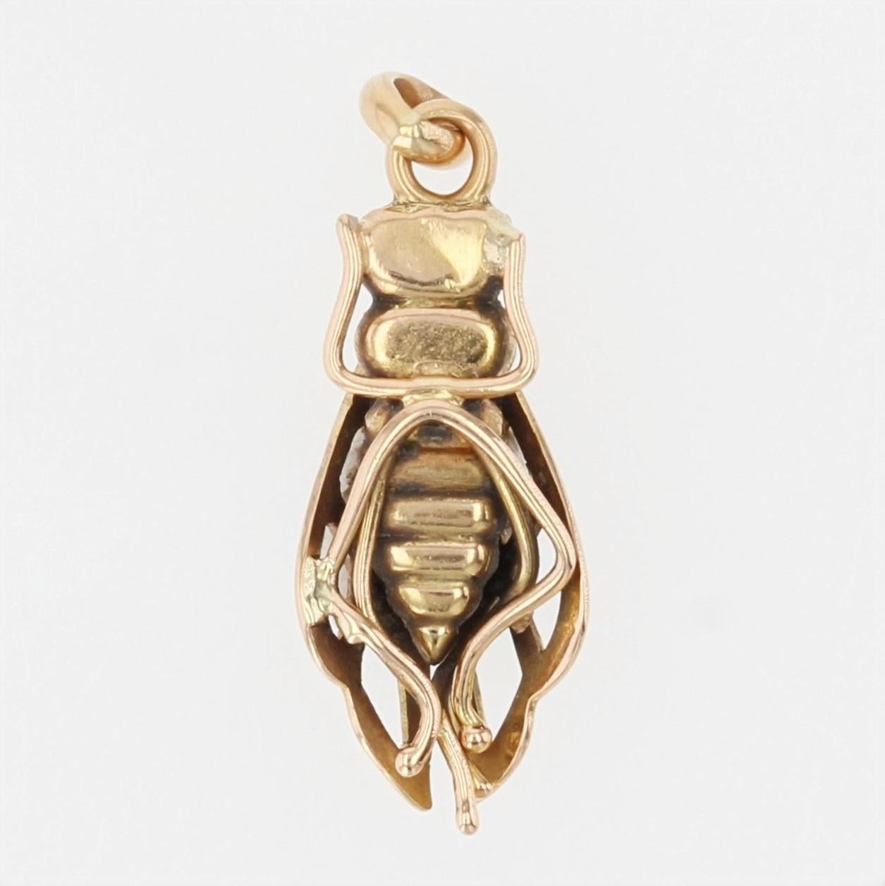 Pendant in 18 karat rose gold.
This retro pendant represents a cicada whose wings are openworked.
Pendant sold alone without its chain of presentation.
Height : 2,4 cm, width : 8,2 mm approximately, thickness : 4,5 mm approximately.
Total weight of