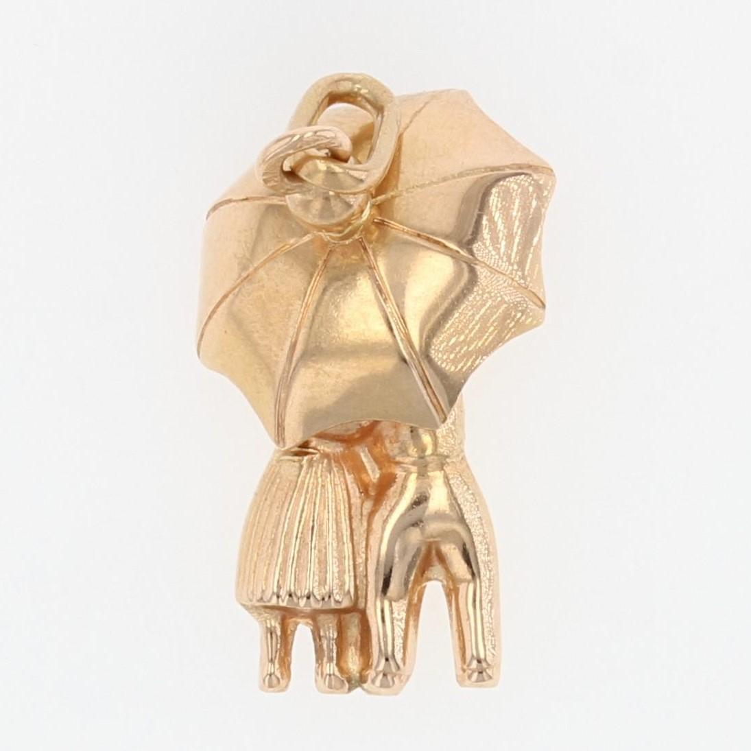Pendant in 18 karat rose gold, eagle head hallmark.
Romantic, this gold pendant represents a couple embracing under an umbrella.
Pendant sold alone without its chain of presentation.
Height : 2,3 cm, width : 11,7 mm approximately, thickness : 5,6 mm