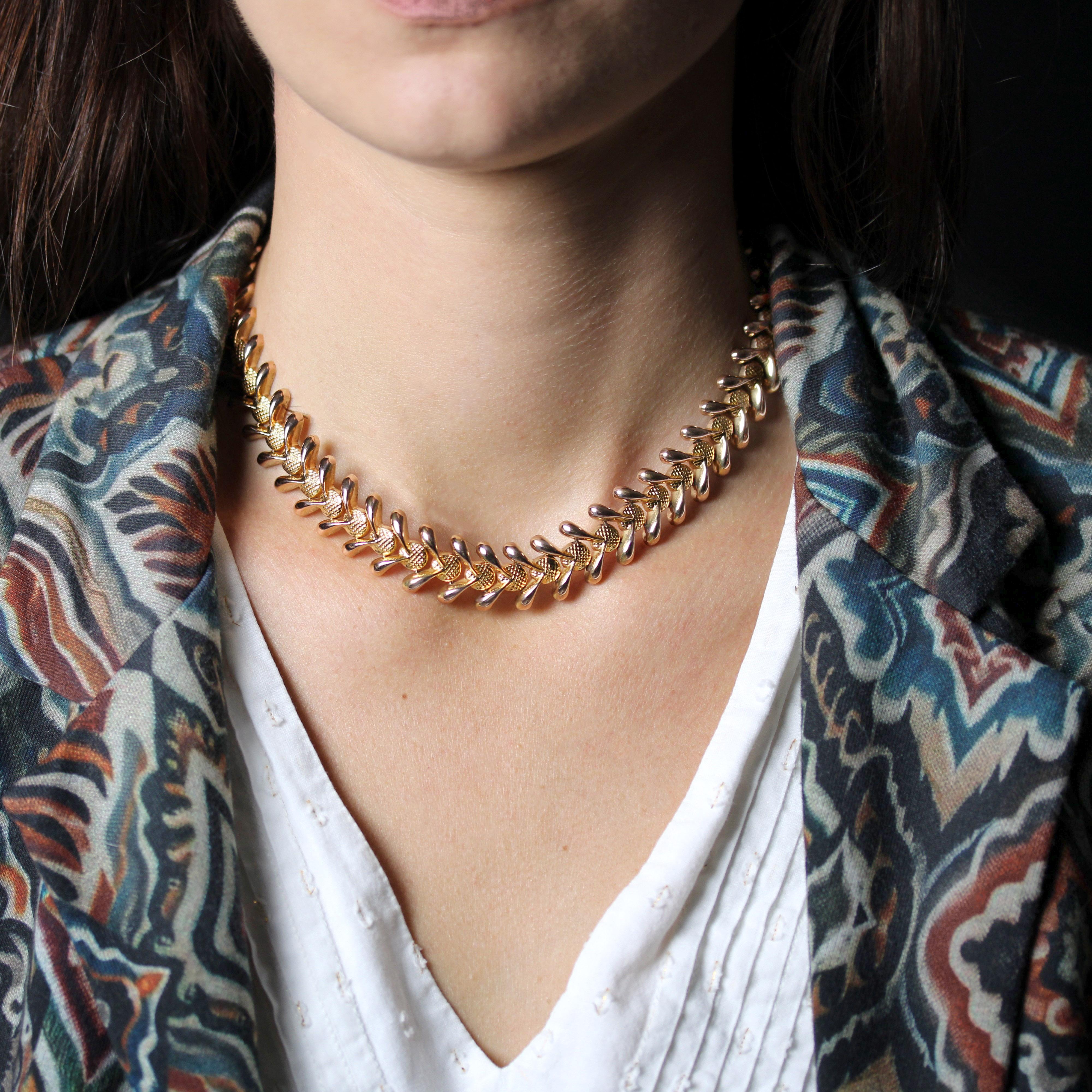 Collana in oro rosa 18 carati, marchio del gufo.
Questa importante collana antica è composta da motivi interconnessi di dimensioni identiche. Ogni motivo è composto da un disco d'oro cesellato e da due motivi a goccia. La chiusura è a cricchetto con