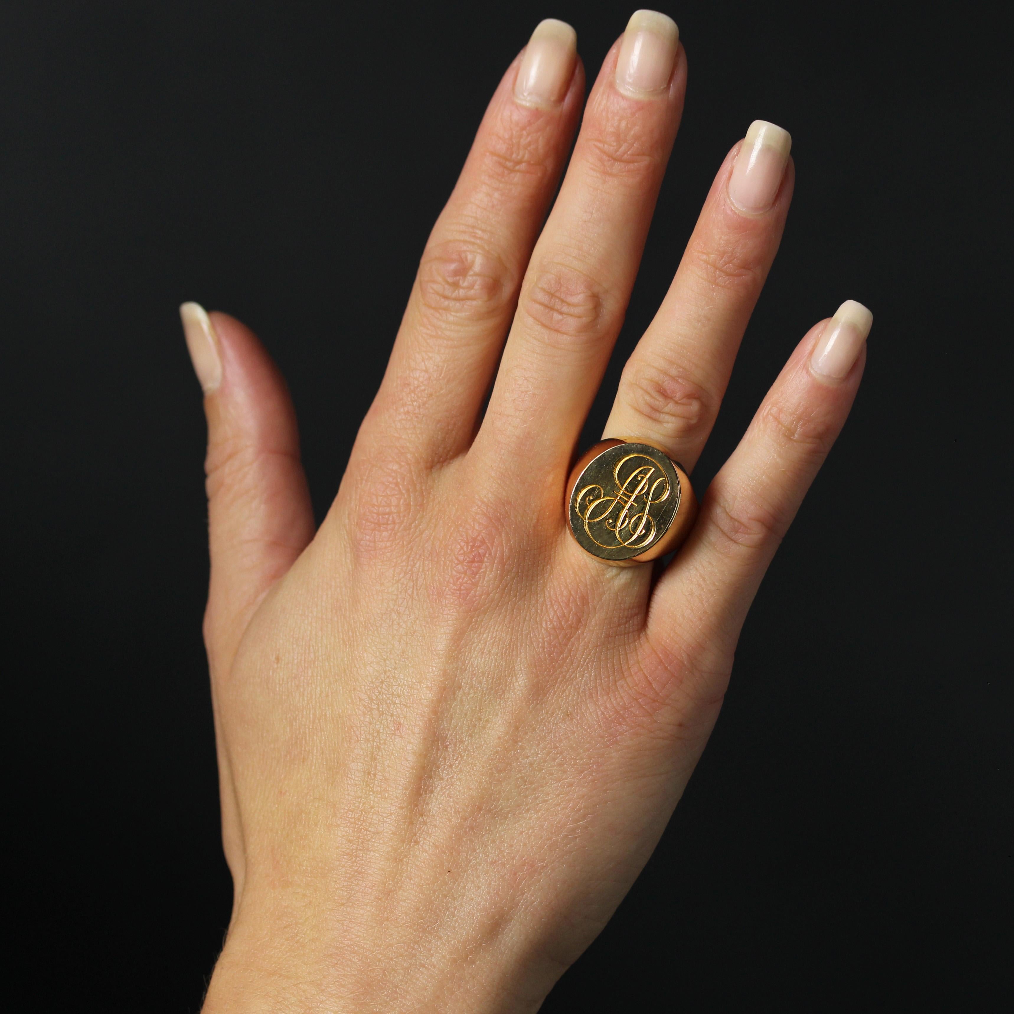 Ring in 18 karat rose gold, gazelle head hallmark.
An important signet ring in rose gold, consisting of a solid ring and an oval-shaped plate in smooth gold engraved with the initials “AP”.
Height : 22,5 mm approximately width : 18 mm approximately,