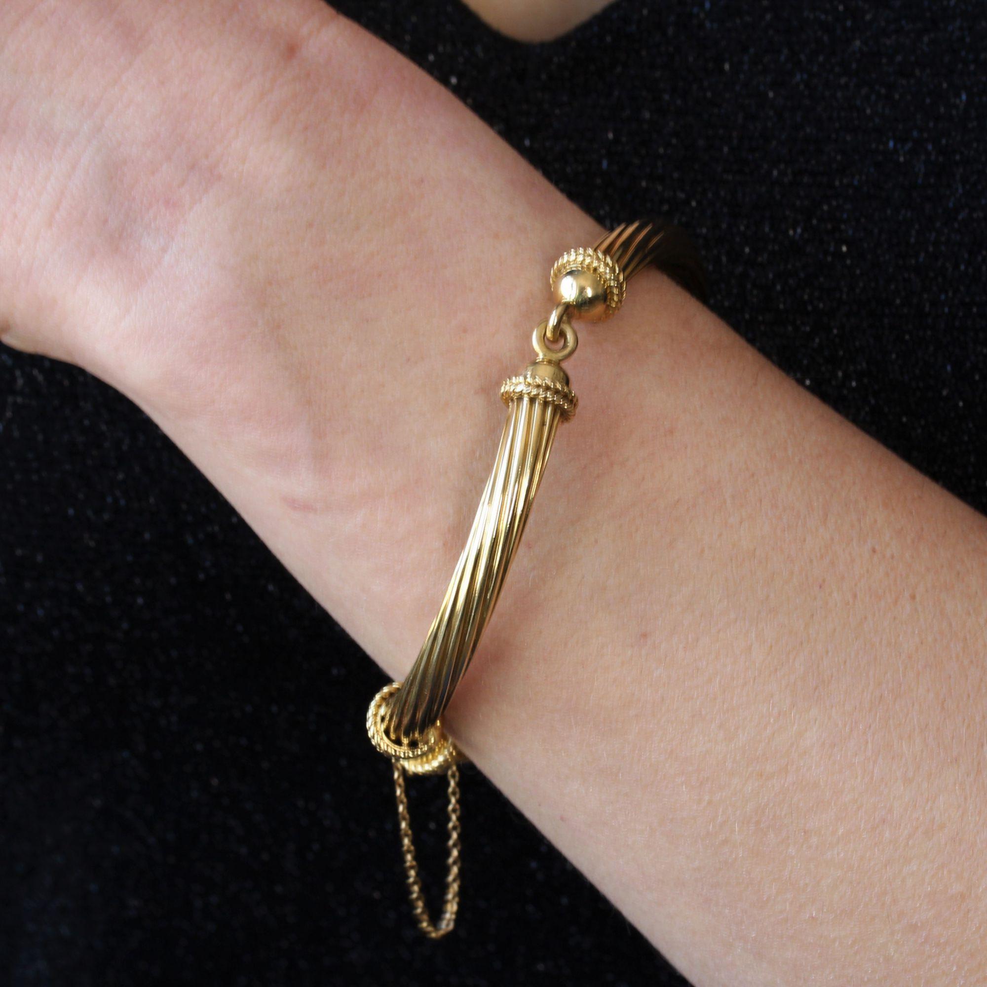 1960s 18 Karat Yellow Gold Articulated Bangle Bracelet In Good Condition For Sale In Poitiers, FR