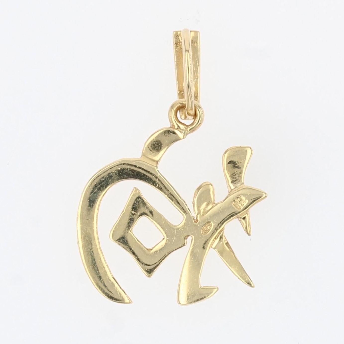 Pendant in 18 karat yellow gold.
This retro pendant represents an Asian character in smooth and chiseled gold.
Pendant sold only without its chain of presentation.
Height : 2,2 cm, width : 15,7 mm, thickness : 1 mm approximately.
Total weight of the