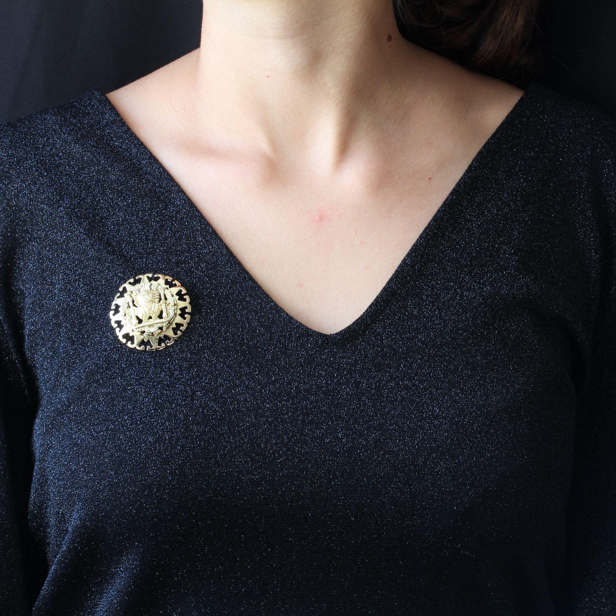Brooch - Pendant in 18 karat yellow gold.
Imposing retro transformable jewel, it presents a round openwork decoration, made of a frieze of motives in 