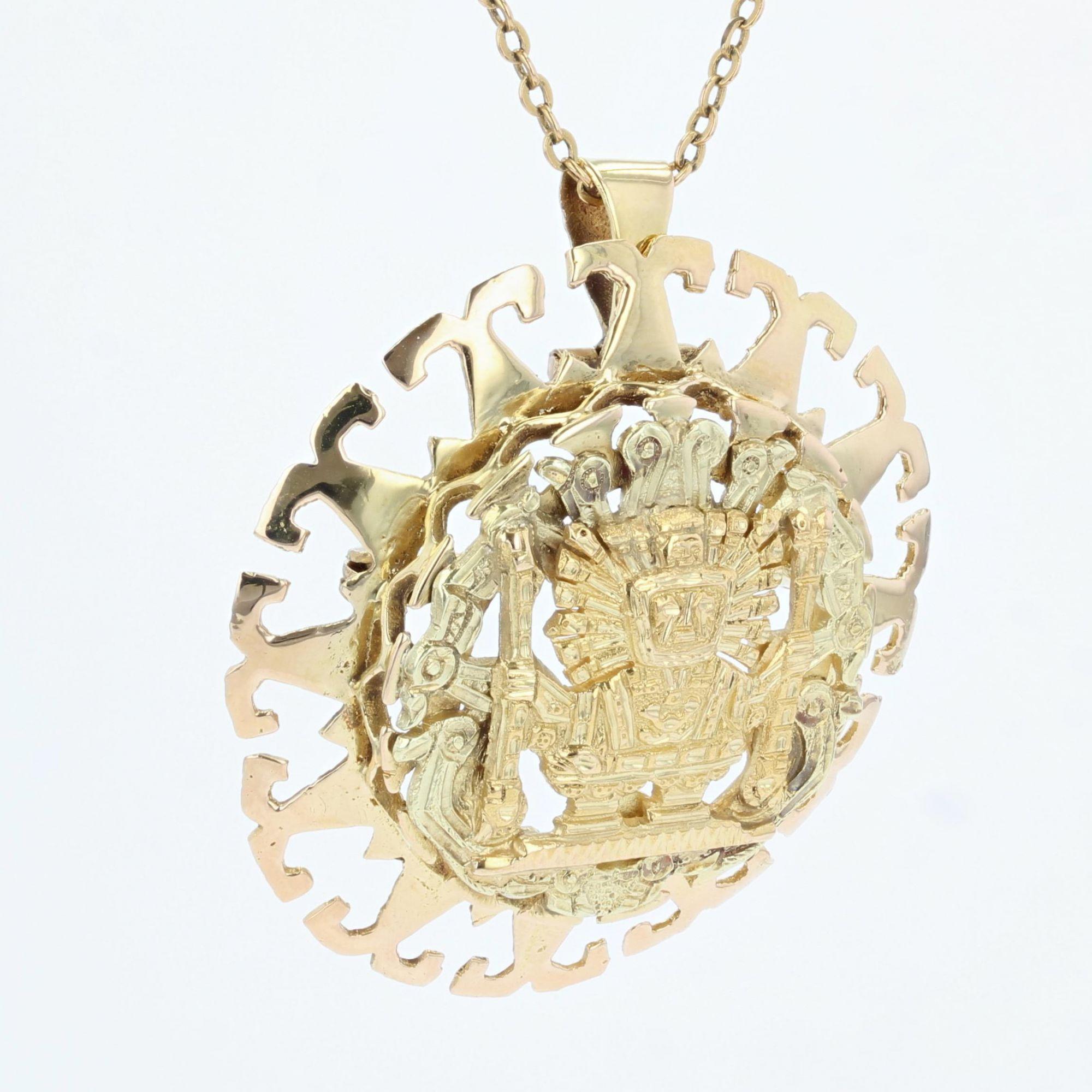 1960s 18 Karat Yellow Gold Aztec Brooch Pendant In Good Condition For Sale In Poitiers, FR