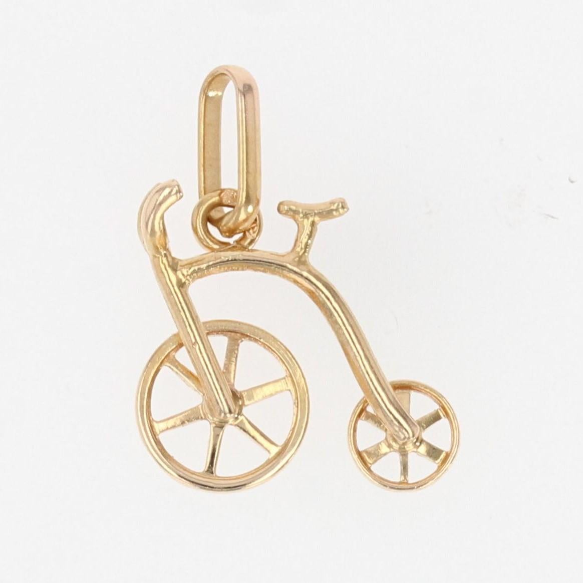 Pendant in 18 karat yellow gold.
This pendant represents a 