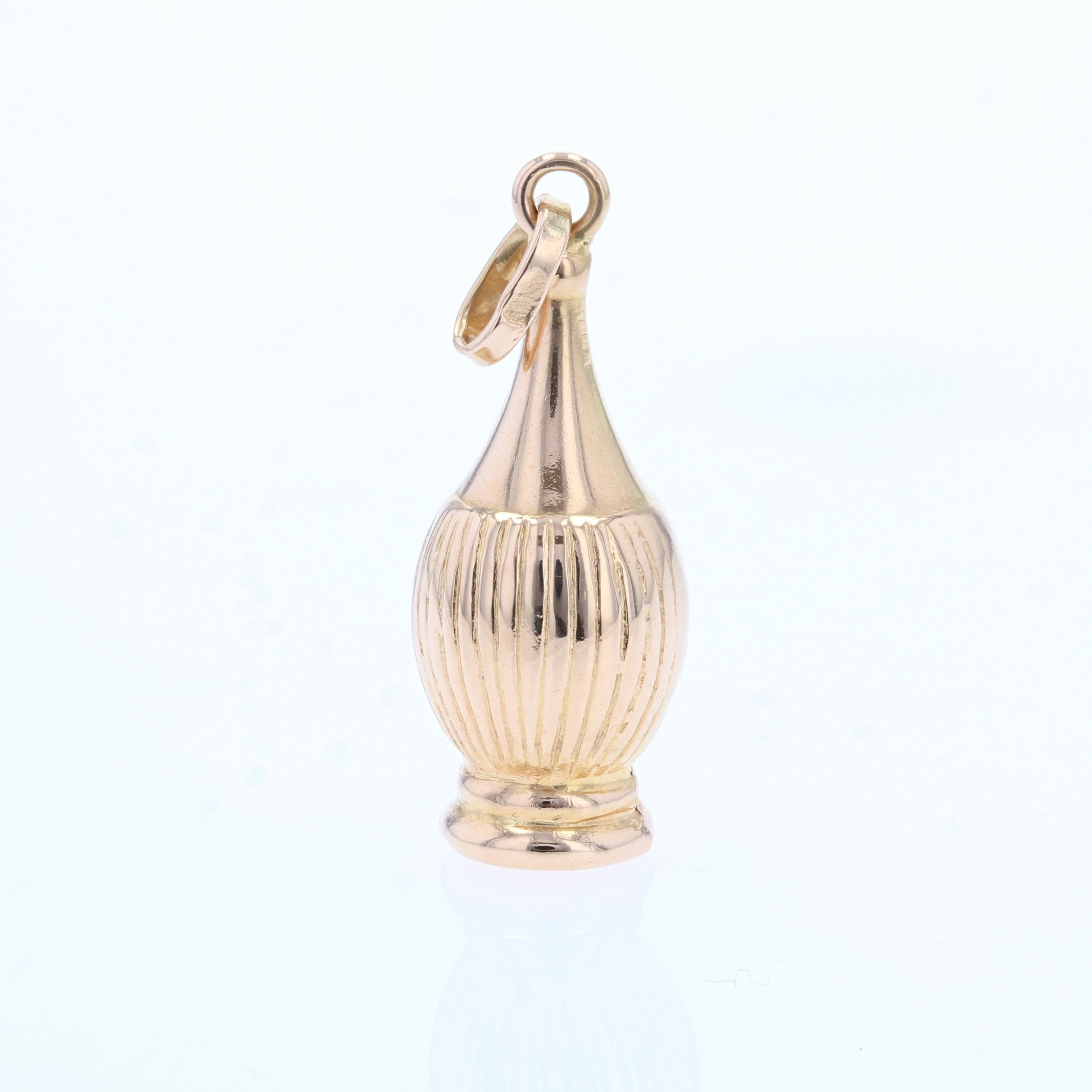 Pendant in 18 karat yellow gold.
Original retro charm, it represents a chiseled bottle.
Height : 3 cm, width : 9,5 mm, thickness : 9,5 mm approximately.
Total weight of the jewel : 1,8 g approximately.
Authentic antique jewel - Work of the