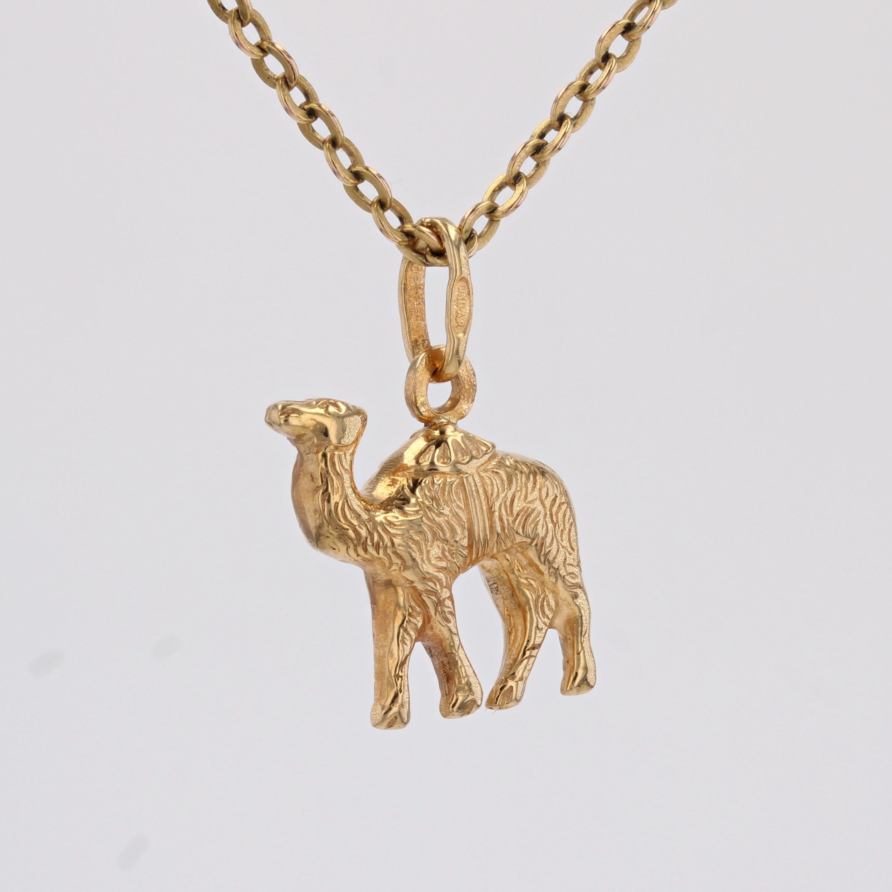 1960s 18 Karat Yellow Gold Camel Charm Pendant In Excellent Condition For Sale In Poitiers, FR