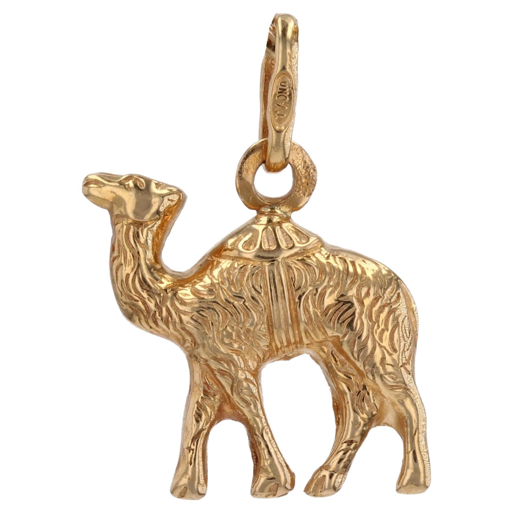 Pendentif breloque camel en or jaune 18 carats des années 1960 en vente