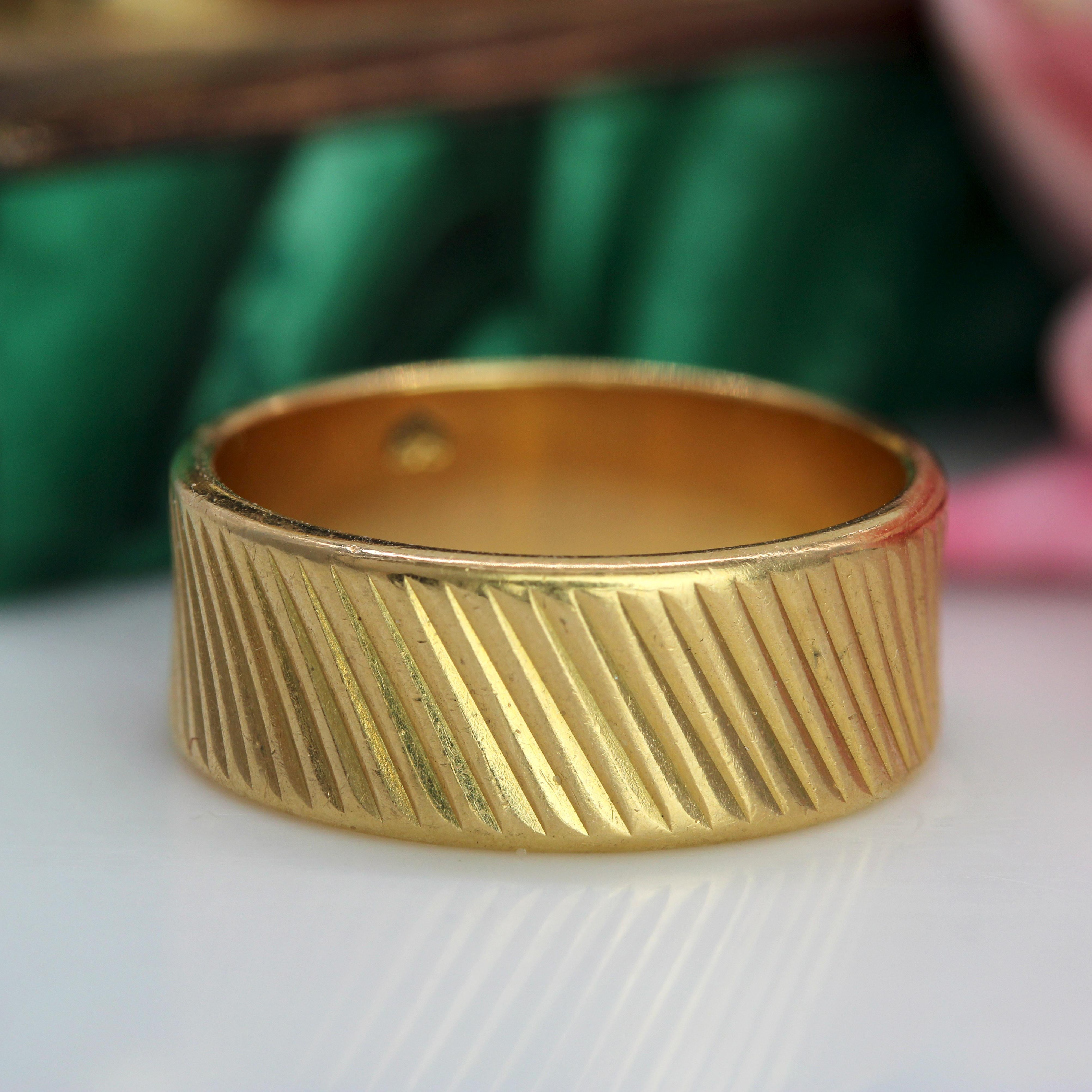 Rétro 1960s Or jaune 18 carats Bague à large bande ciselée en vente