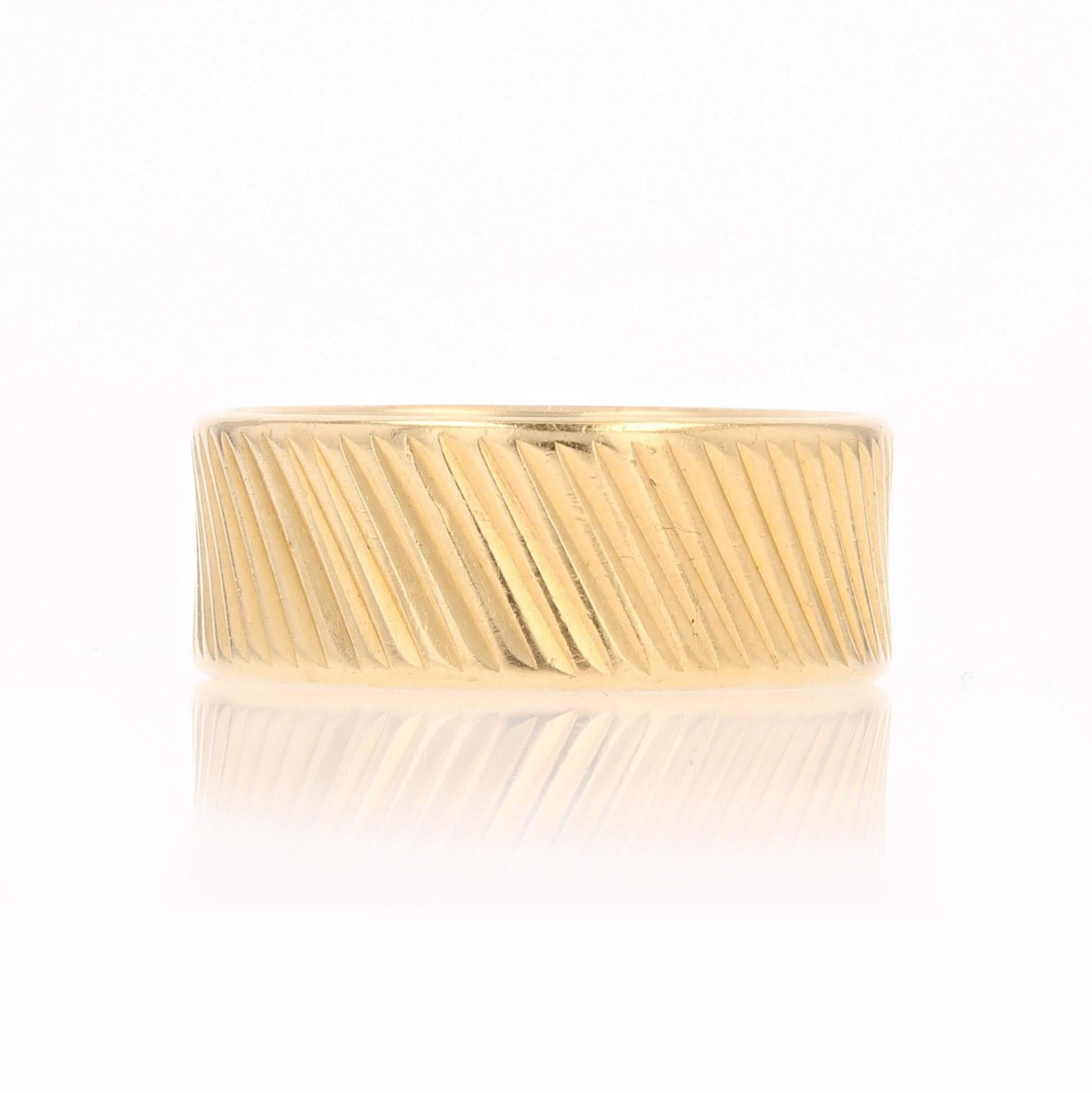 1960s Or jaune 18 carats Bague à large bande ciselée Bon état - En vente à Poitiers, FR