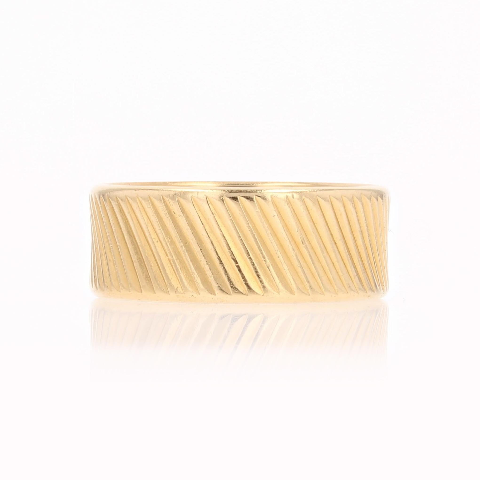 1960s Or jaune 18 carats Bague à large bande ciselée Pour femmes en vente