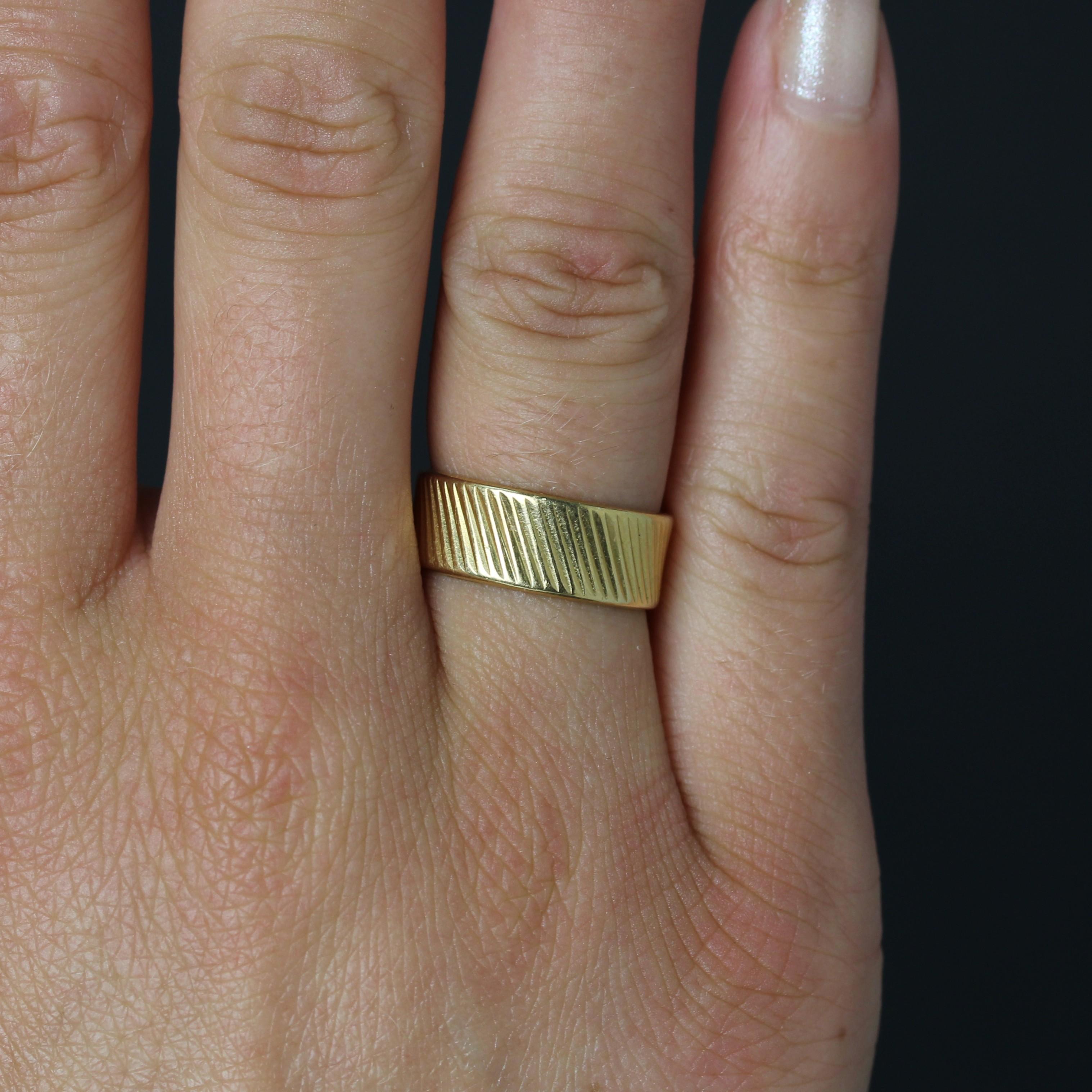 1960s Or jaune 18 carats Bague à large bande ciselée en vente 1