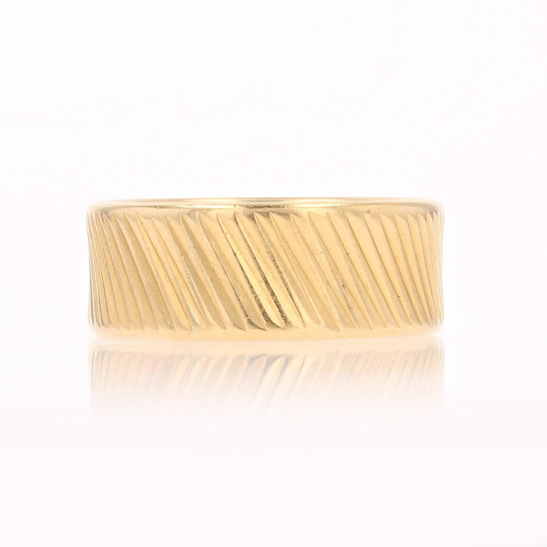 1960s Or jaune 18 carats Bague à large bande ciselée en vente 2