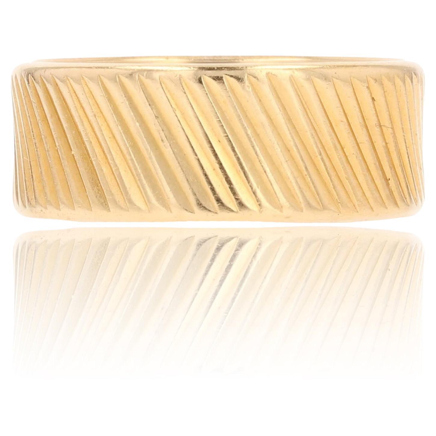1960s Or jaune 18 carats Bague à large bande ciselée en vente