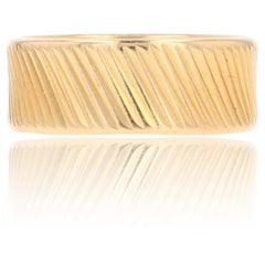 Anello a fascia larga cesellato in oro giallo 18 carati del 1960