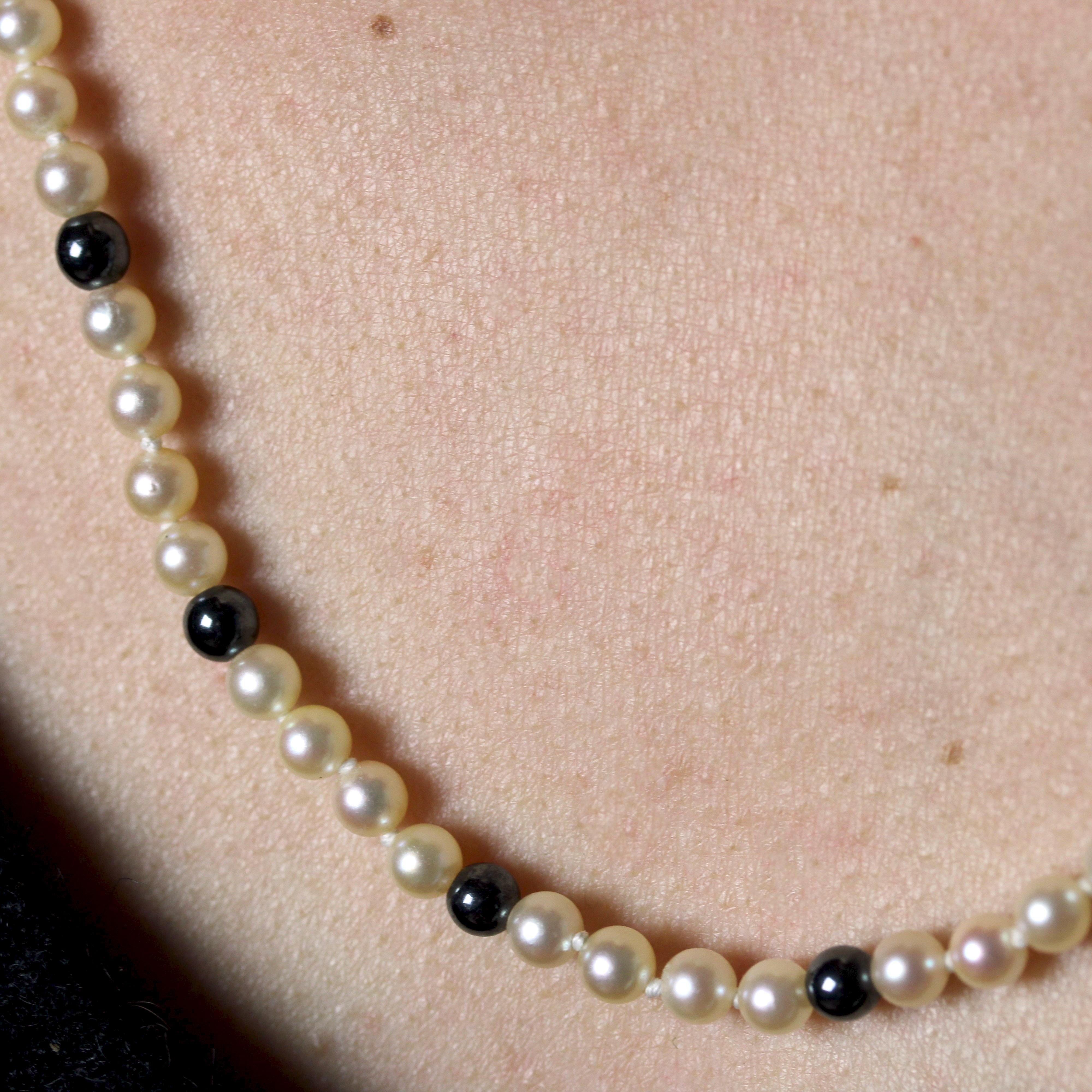 1960s 18 Karat Yellow Gold Clasp Cultured Pearl and Hematite Beads Necklace For Sale 5
