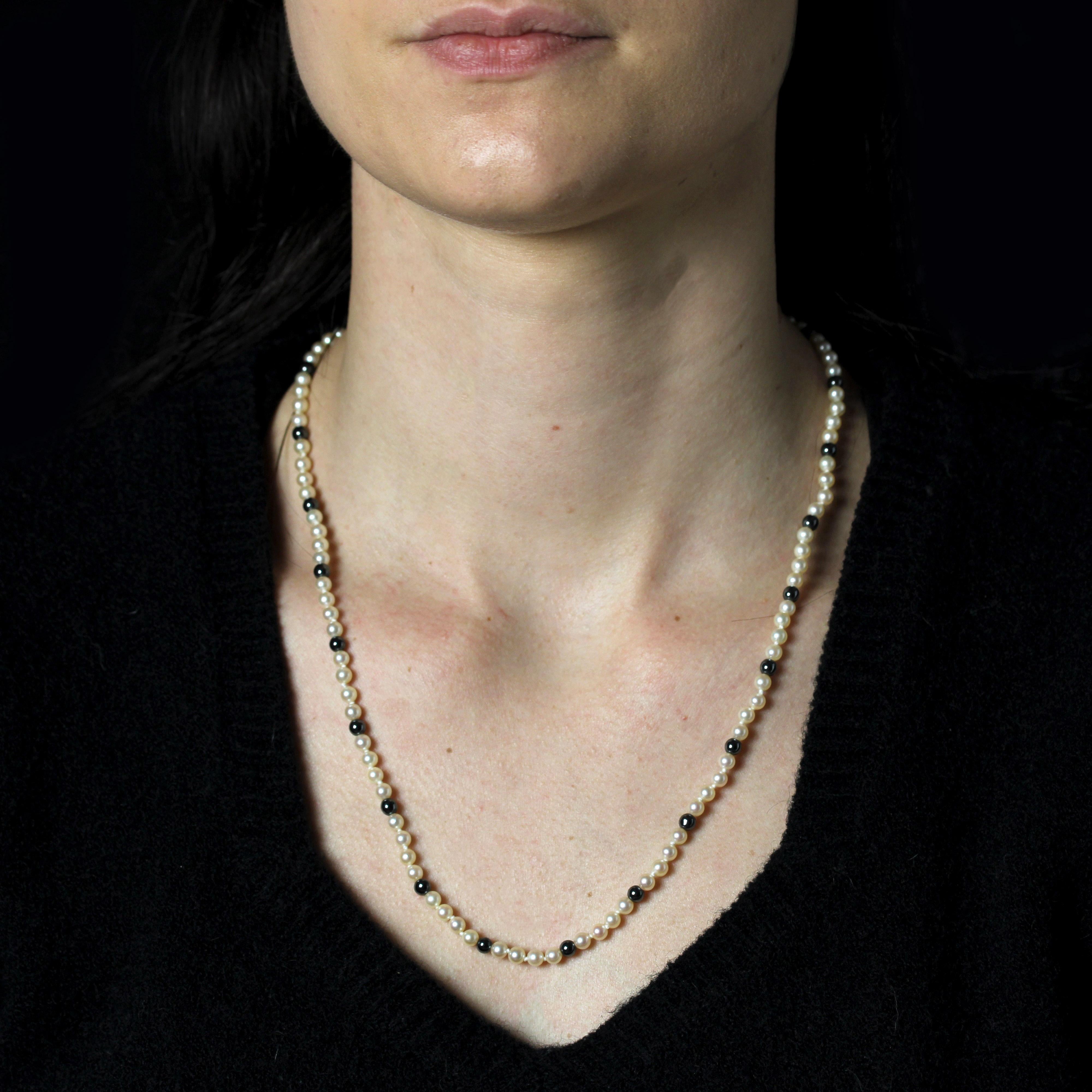 Antique necklace featuring pearly white orient cultured pearls, spaced every four pearls by a round hematite bead. The clasp is in 18k yellow gold and comes with a safety chain with spring ring.
Diameter of the pearls : 3,5/4 mm approximately.
Total