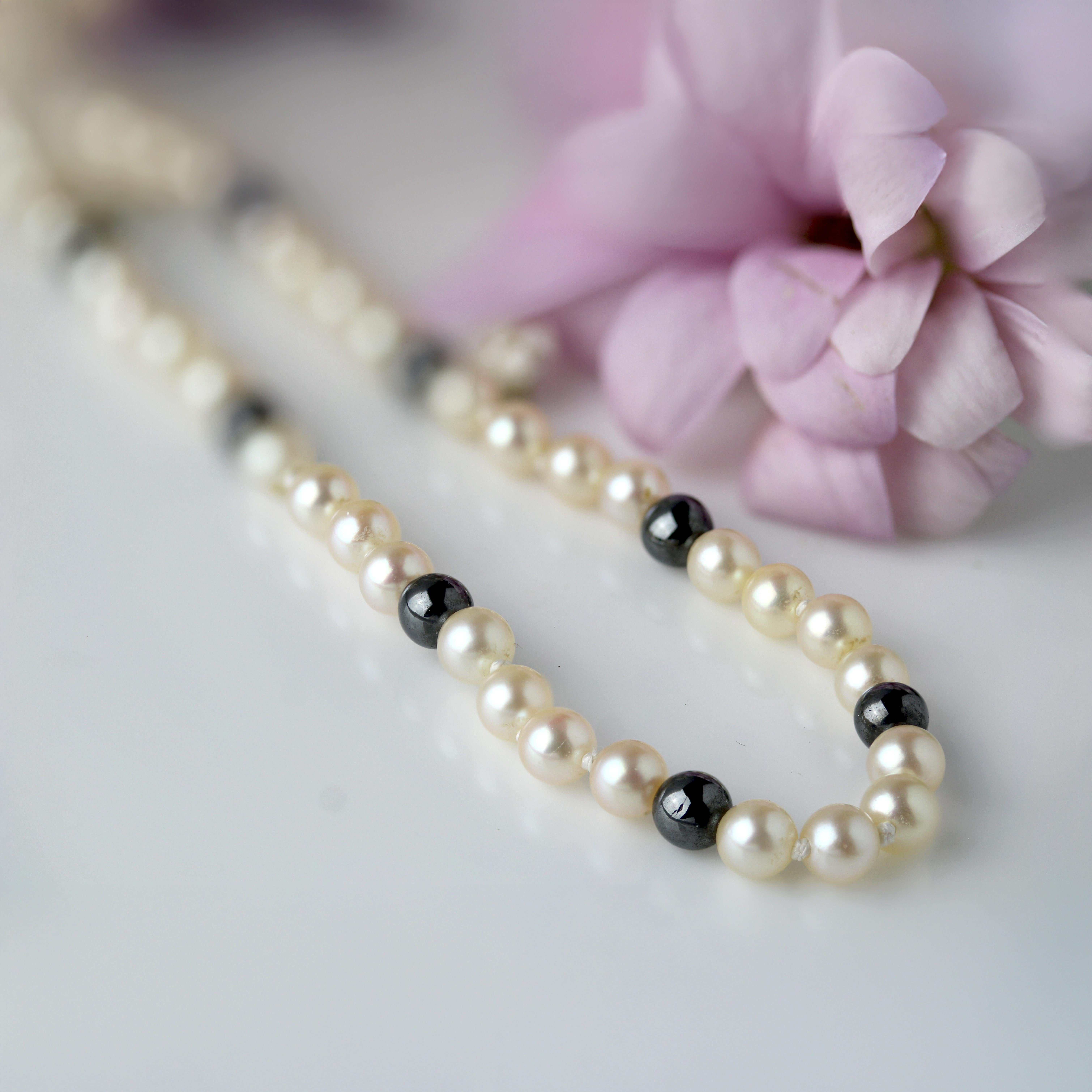 1960s 18 Karat Yellow Gold Clasp Cultured Pearl and Hematite Beads Necklace In Excellent Condition For Sale In Poitiers, FR