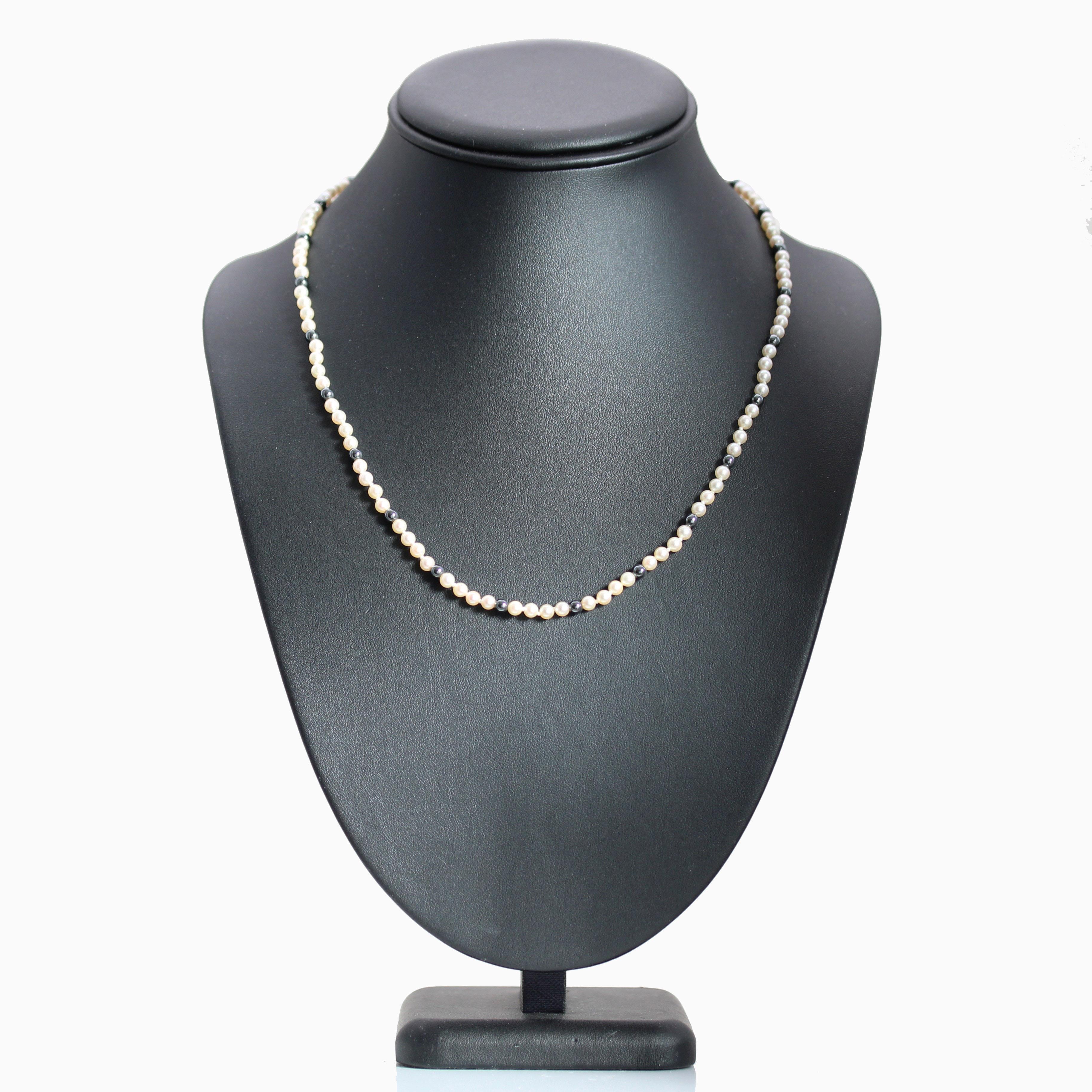 1960s 18 Karat Yellow Gold Clasp Cultured Pearl and Hematite Beads Necklace For Sale 2