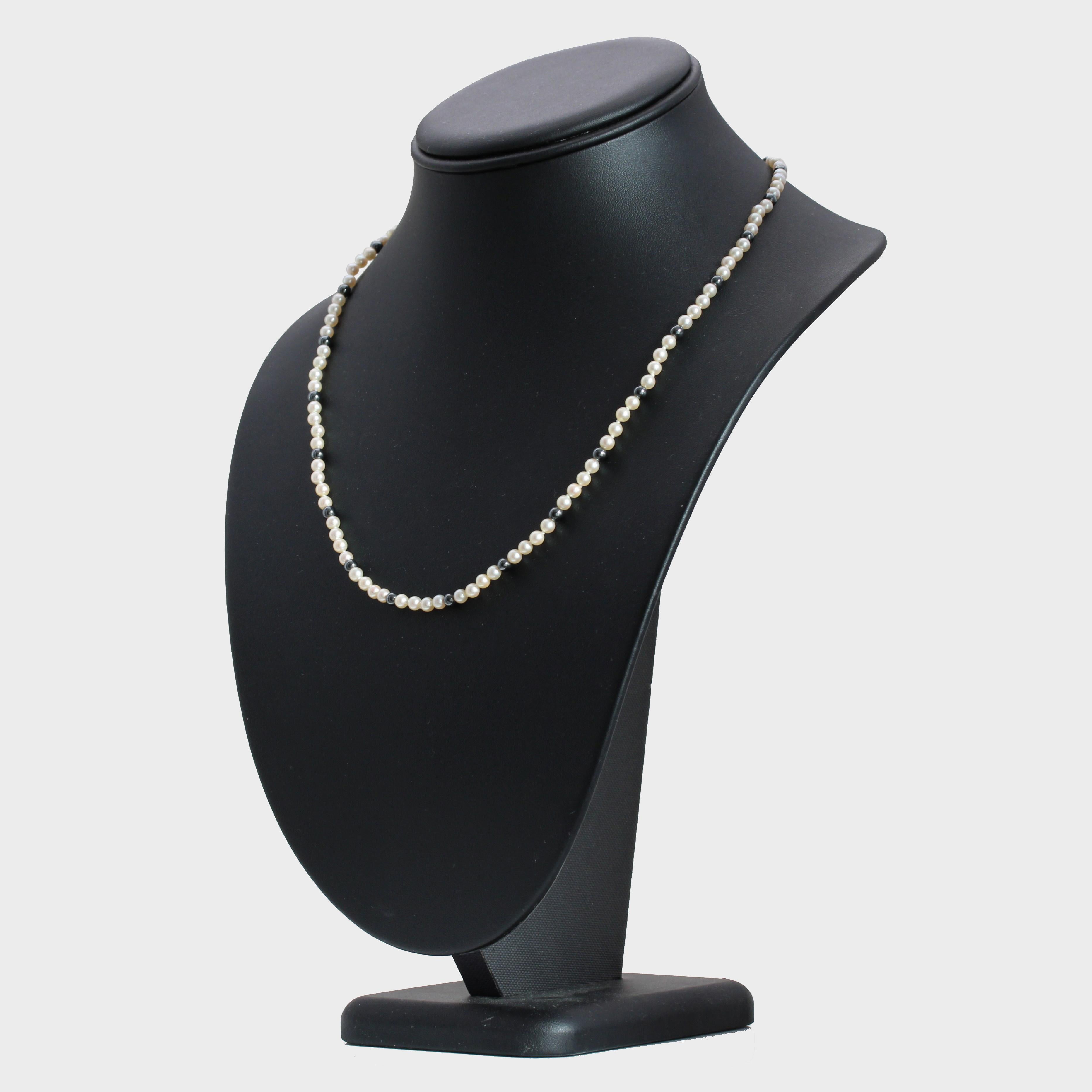 1960s 18 Karat Yellow Gold Clasp Cultured Pearl and Hematite Beads Necklace For Sale 3