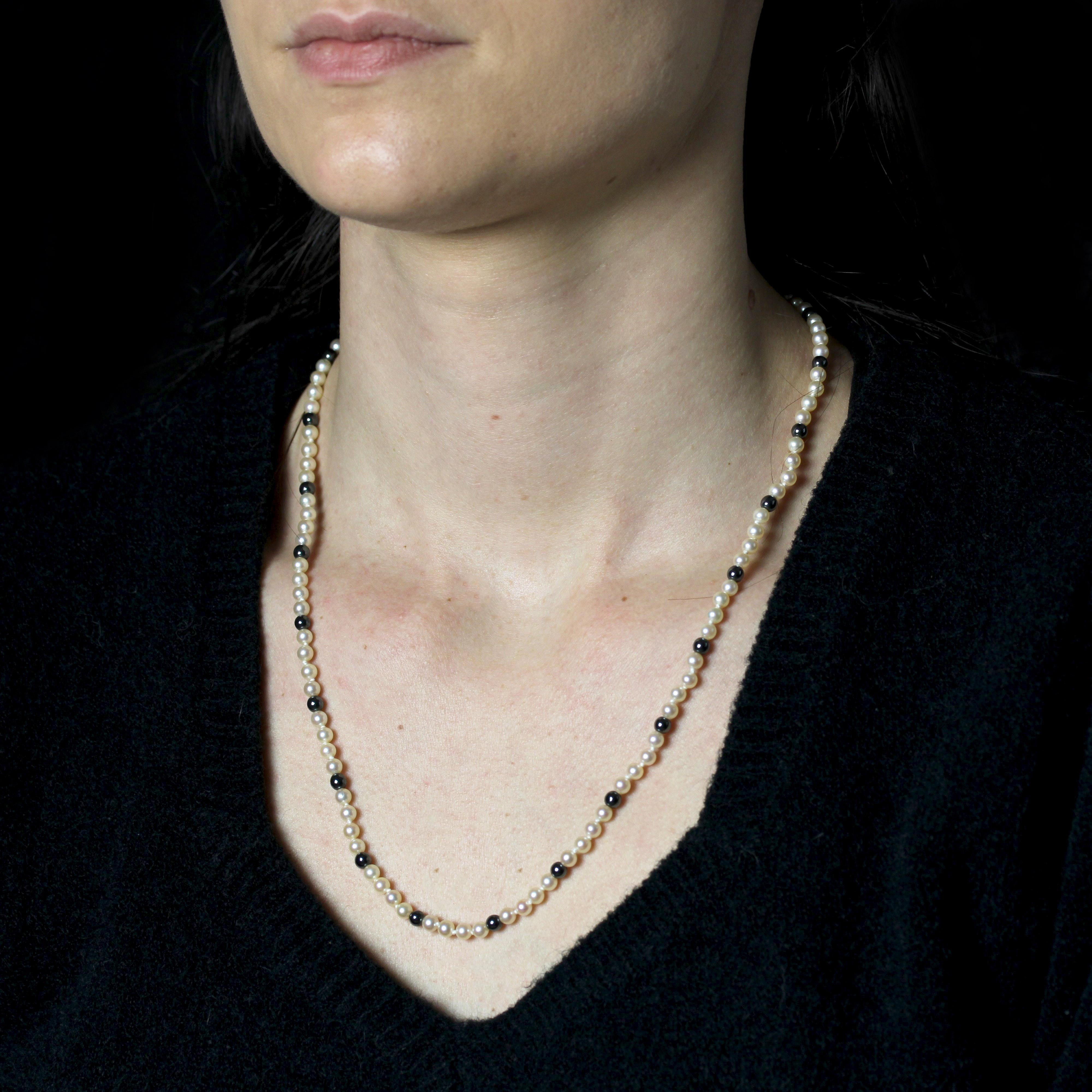 1960s 18 Karat Yellow Gold Clasp Cultured Pearl and Hematite Beads Necklace For Sale 4