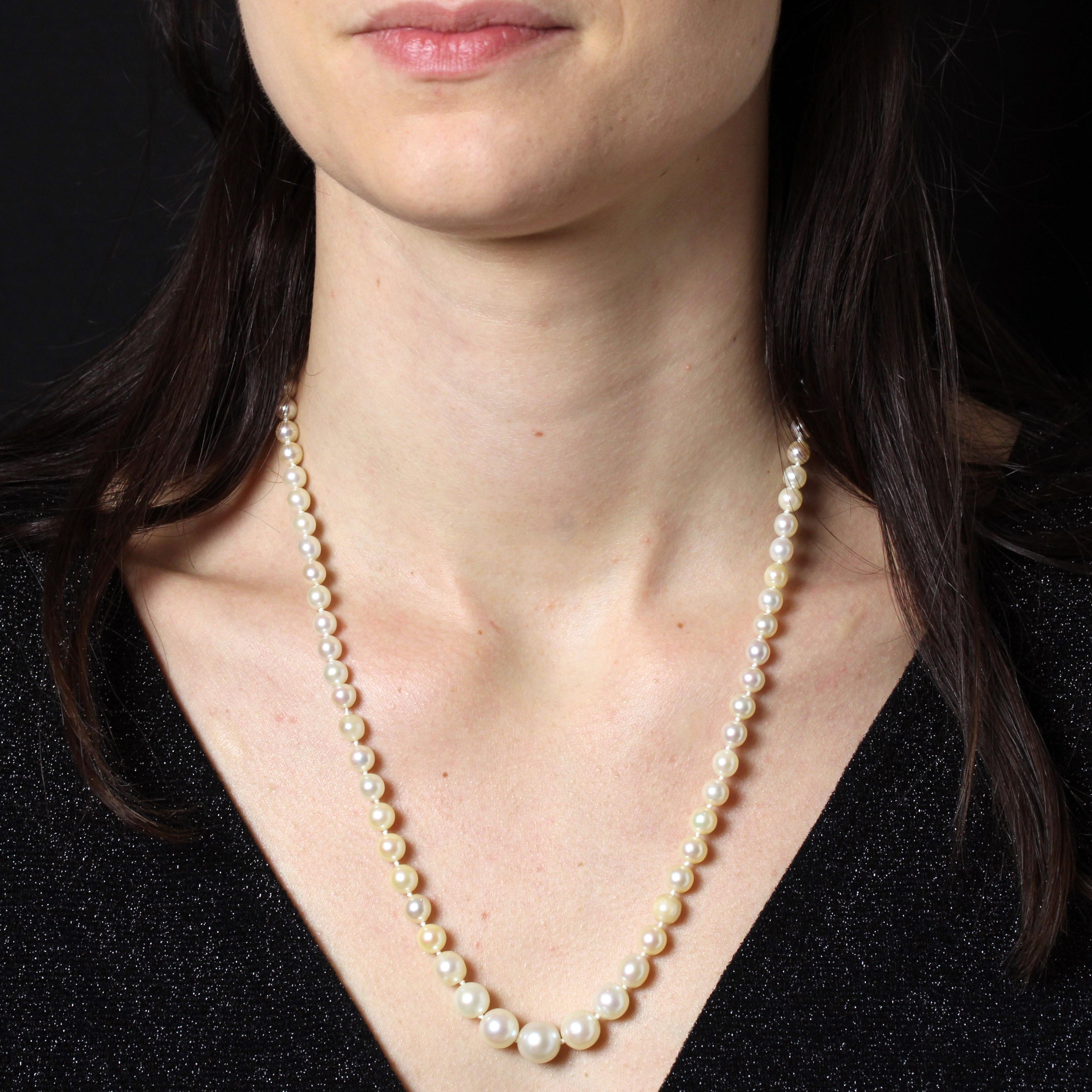 Collana composta da un filo di perle coltivate barocche cadenti, di colore bianco e crema sfumato. La chiusura è un anello a molla in oro giallo 18 carati.
Diametro delle perle: da 3/3,5 mm a 9,5/10 mm circa.
Peso totale del gioiello: 24,2 g