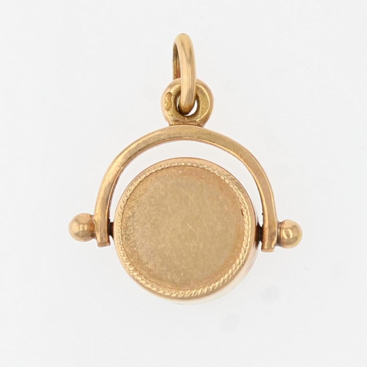 Pendant in 18 karat yellow gold, eagle head hallmark
This antique pendant is formed by a compass on a rotating bezel, the back being smooth, allowing to wear the antique charm on one side or the other.
Height : 1.9 cm, width : 15.8 mm, thickness :