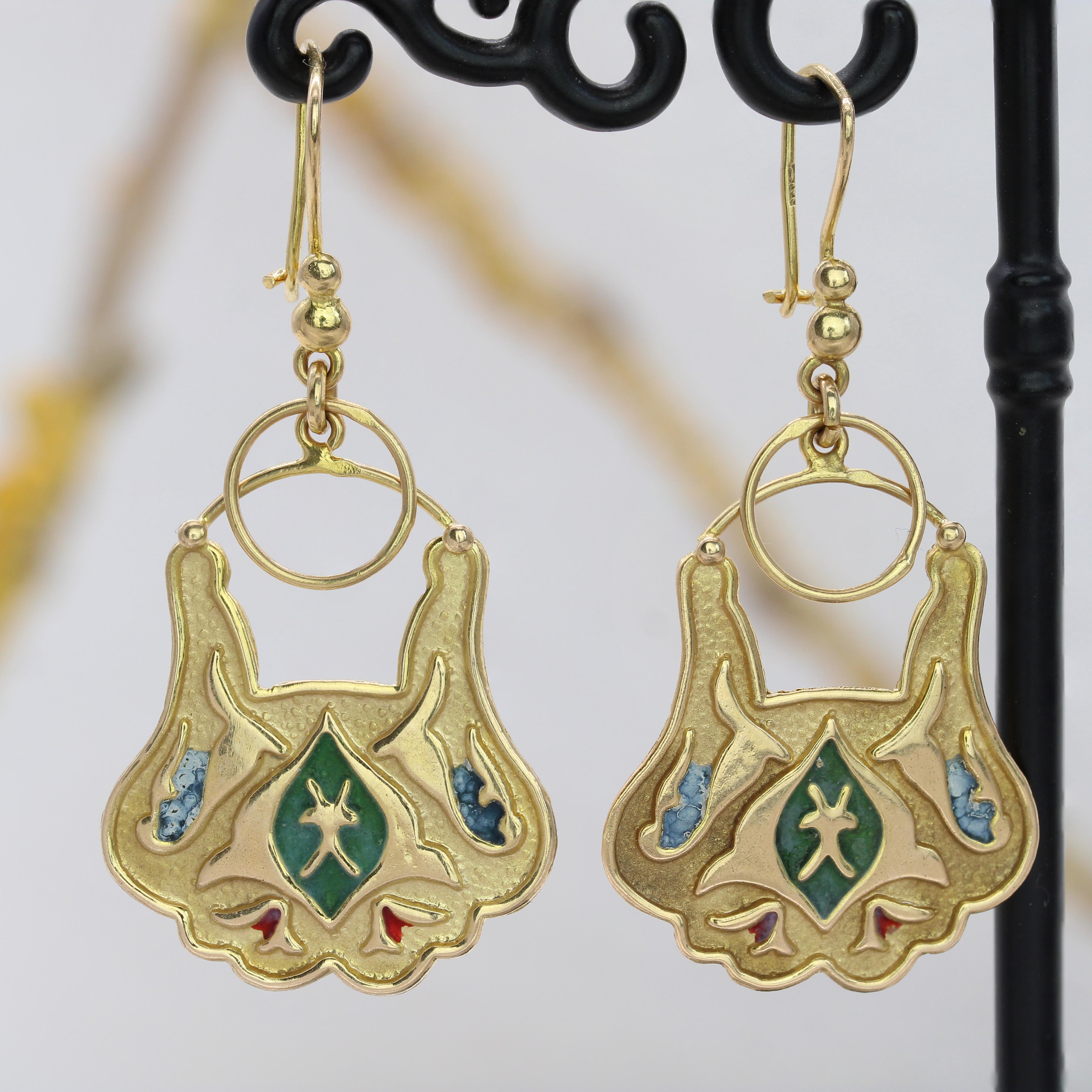 Rétro 1960s Boucles d'oreilles orientales pendantes en or jaune 18 carats émaillé en vente