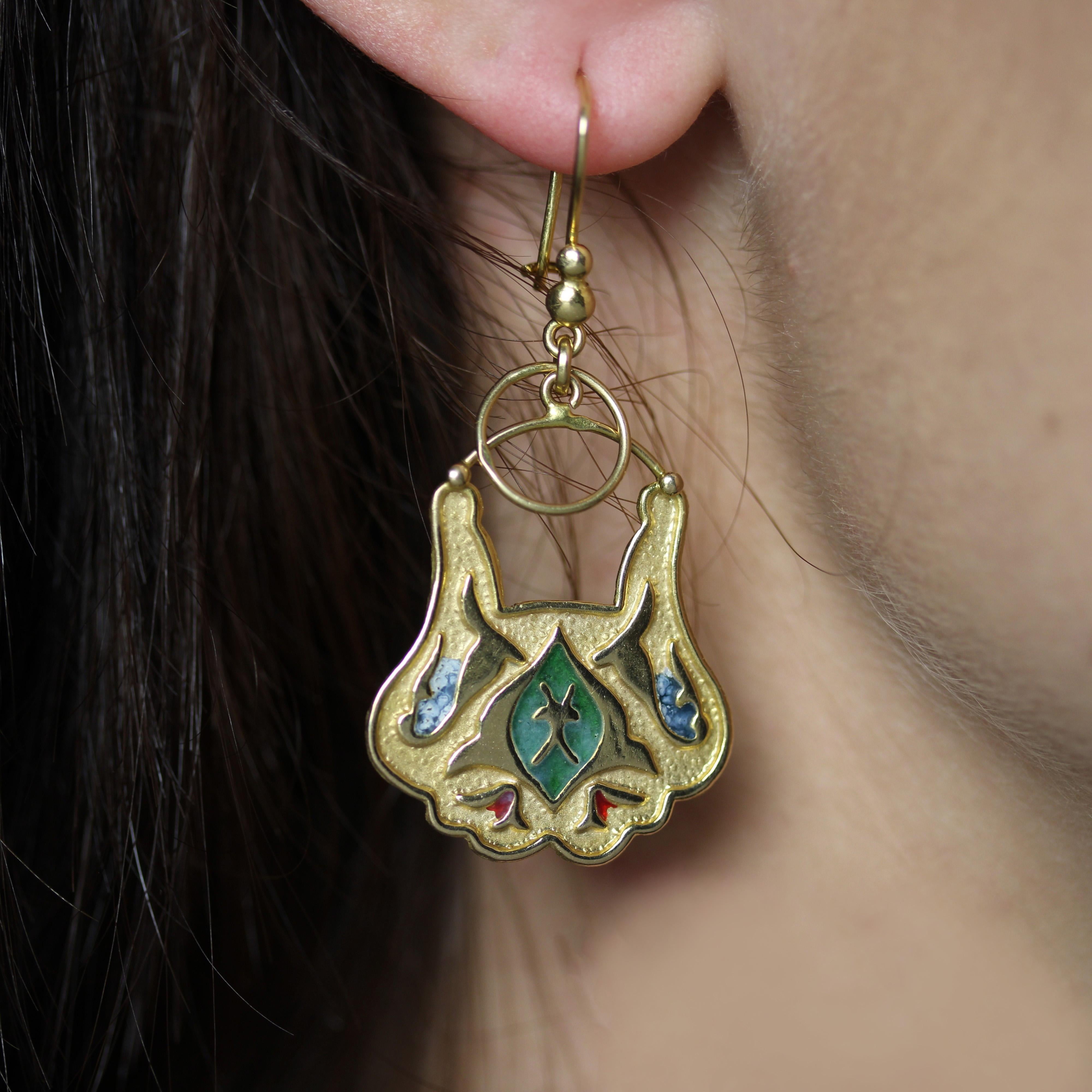 1960s Boucles d'oreilles orientales pendantes en or jaune 18 carats émaillé en vente 1