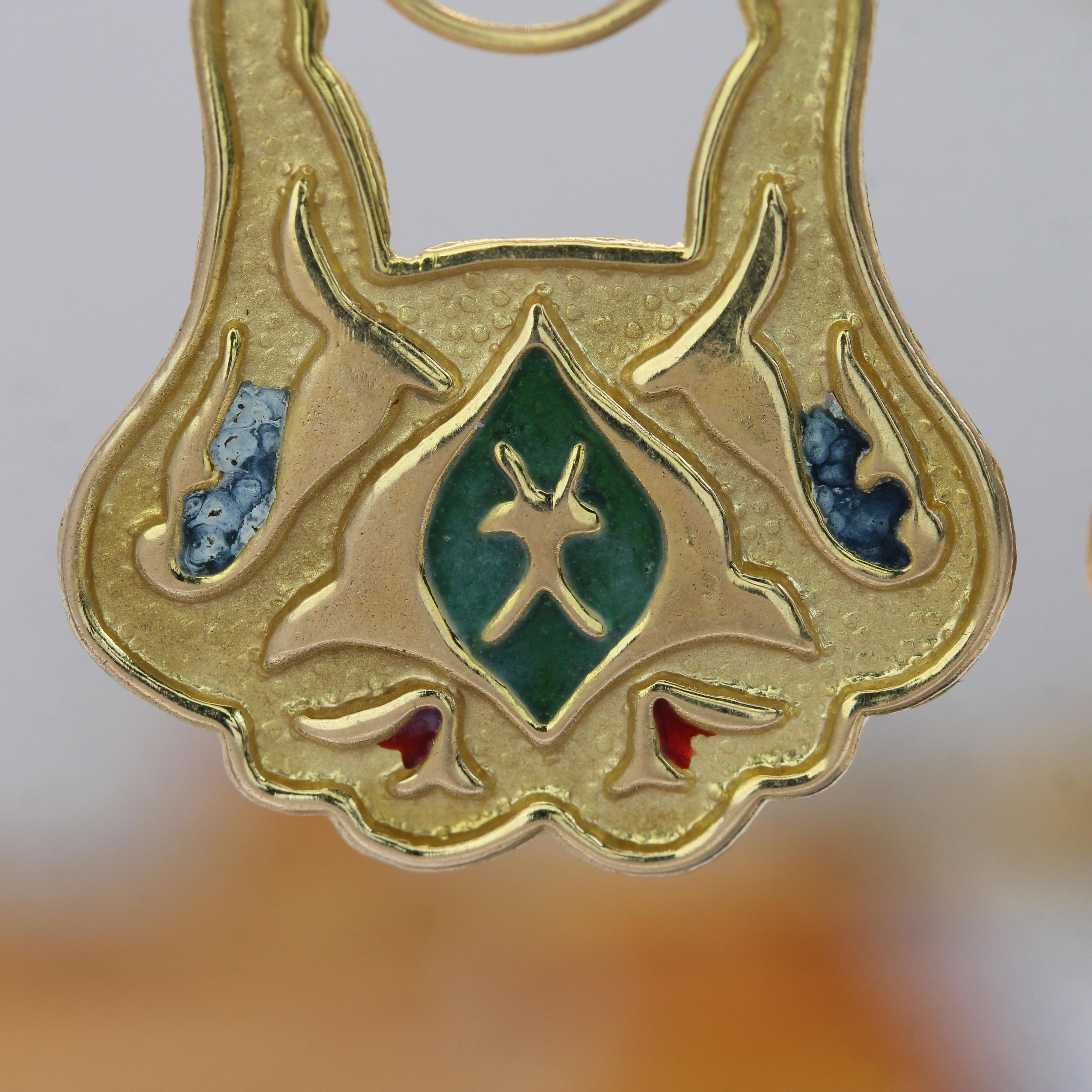 1960s Boucles d'oreilles orientales pendantes en or jaune 18 carats émaillé en vente 4