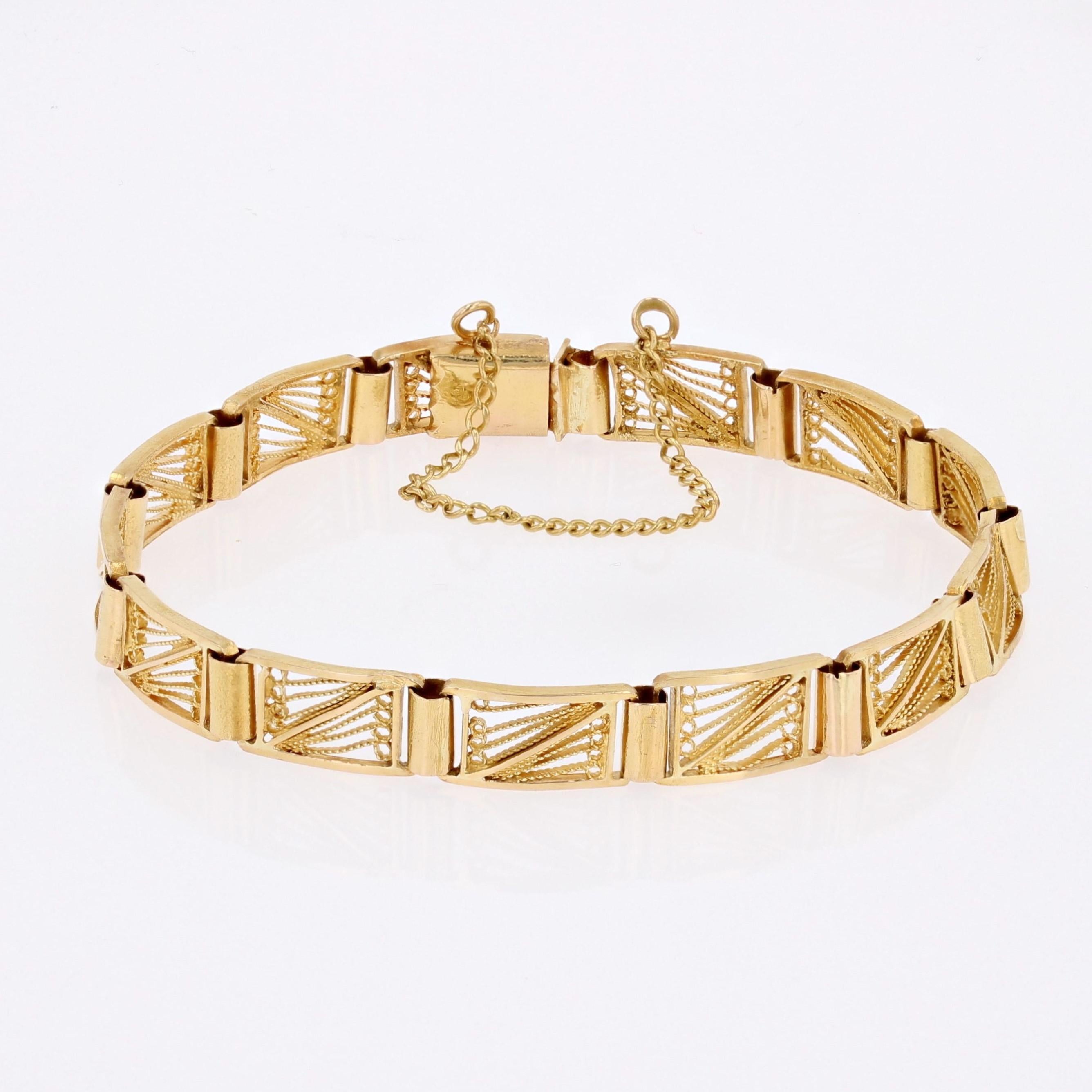 Bracelet in 18 karat yellow gold, gazelle head hallmark.
This yellow gold bracelet is composed of rectangular links filigree articulated between them. The ratchet clasp is hidden in a link and a safety chain accompanies it.
Internal circumference :